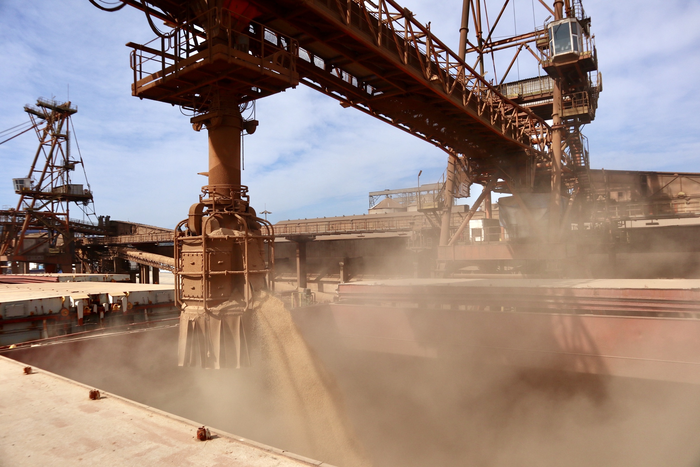 Os portos paranaenses consolidaram os números de embarques e desembarques de cargas de 2020: 57.339.307 toneladas. Os dados divulgados nesta quarta-feira (6), pela empresa pública que administra os portos de Paranaguá e Antonina, mostram alta de 8% em relação ao recorde anterior e confirmam o melhor ano das exportações paranaenses.  Foto: Claudio Neves/Divulgação Portos do Paraná