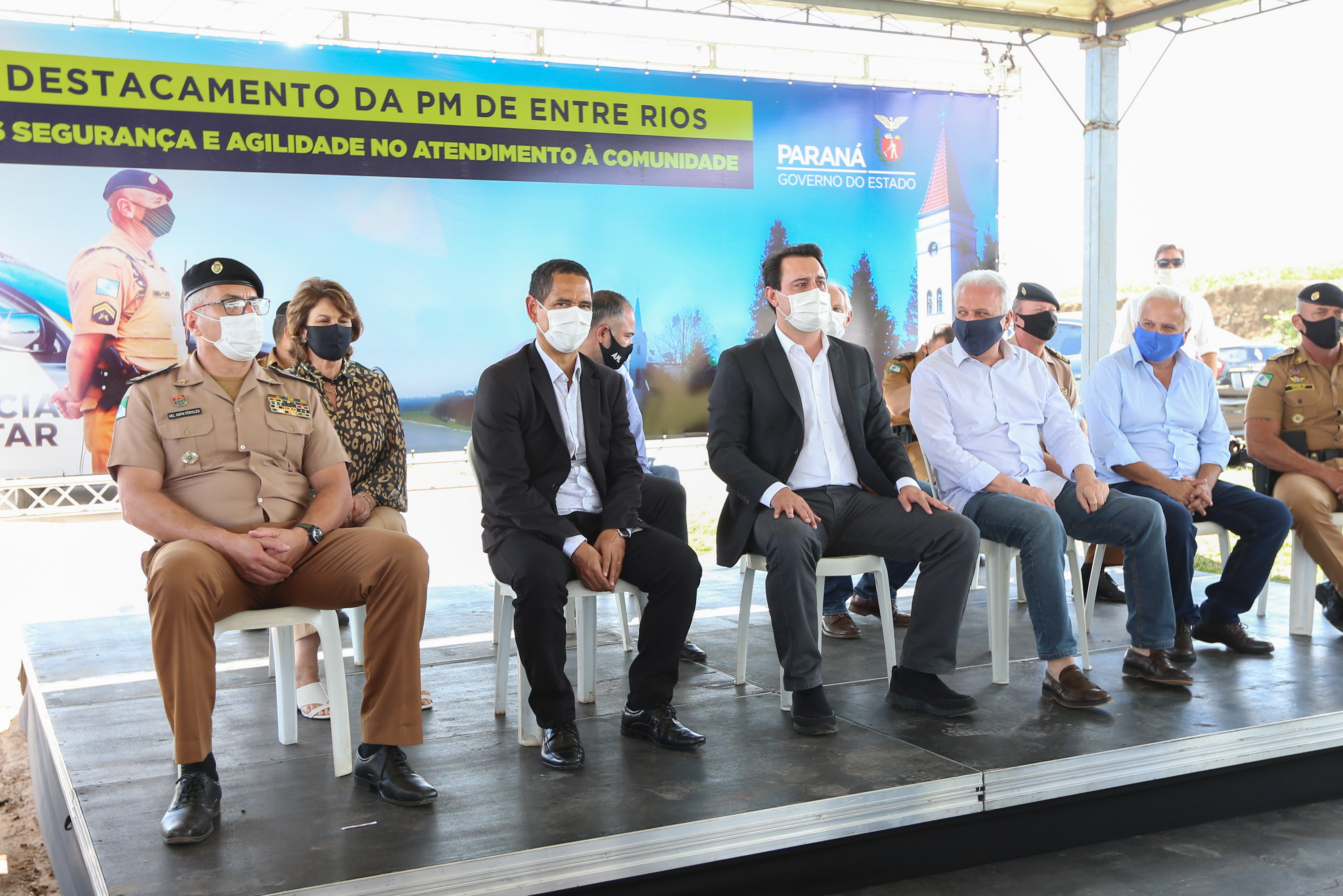 Um investimento do Governo do Estado vai reforçar a segurança do distrito de Entre Rios, área rural de Guarapuava, na região Central do Paraná. Nesta segunda-feira (11), o governador Carlos Massa Ratinho Junior esteve na localidade para a inauguração da nova sede Destacamento da Polícia Militar instalada no distrito.  Entre Rios, Guarapuava, 11/01/2021  -  Foto: Geraldo Bubniak/AEN