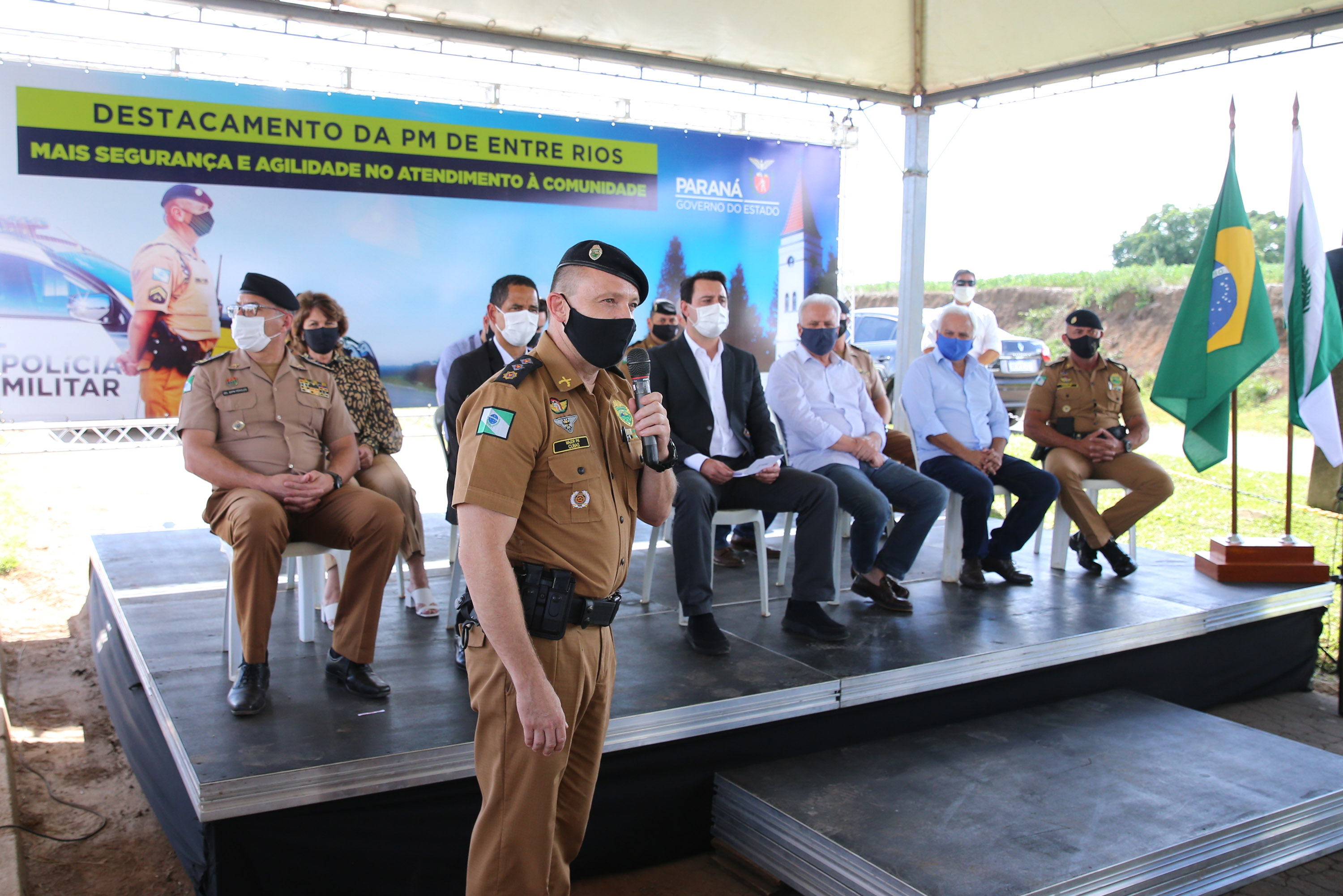 Um investimento do Governo do Estado vai reforçar a segurança do distrito de Entre Rios, área rural de Guarapuava, na região Central do Paraná. Nesta segunda-feira (11), o governador Carlos Massa Ratinho Junior esteve na localidade para a inauguração da nova sede Destacamento da Polícia Militar instalada no distrito.  Entre Rios, Guarapuava, 11/01/2021  -  Foto: Geraldo Bubniak/AEN
