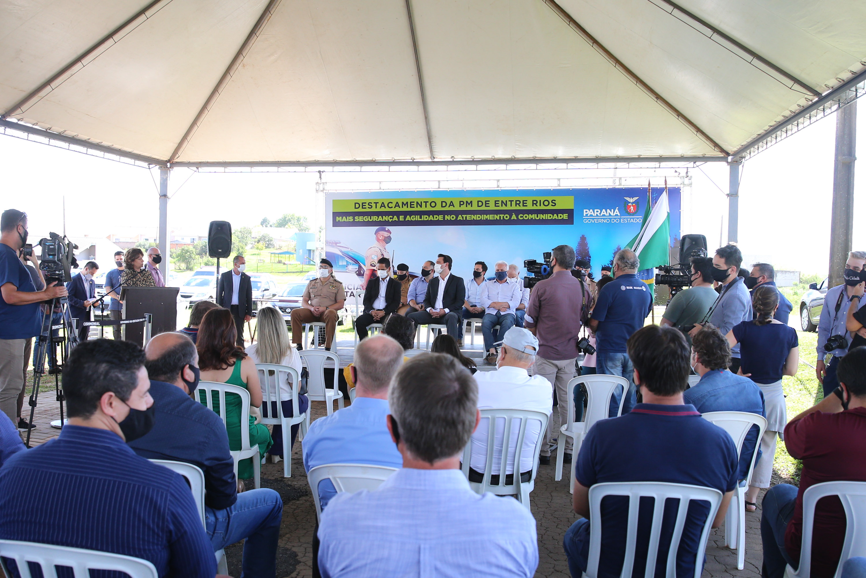Um investimento do Governo do Estado vai reforçar a segurança do distrito de Entre Rios, área rural de Guarapuava, na região Central do Paraná. Nesta segunda-feira (11), o governador Carlos Massa Ratinho Junior esteve na localidade para a inauguração da nova sede Destacamento da Polícia Militar instalada no distrito.  Entre Rios, Guarapuava, 11/01/2021  -  Foto: Geraldo Bubniak/AEN