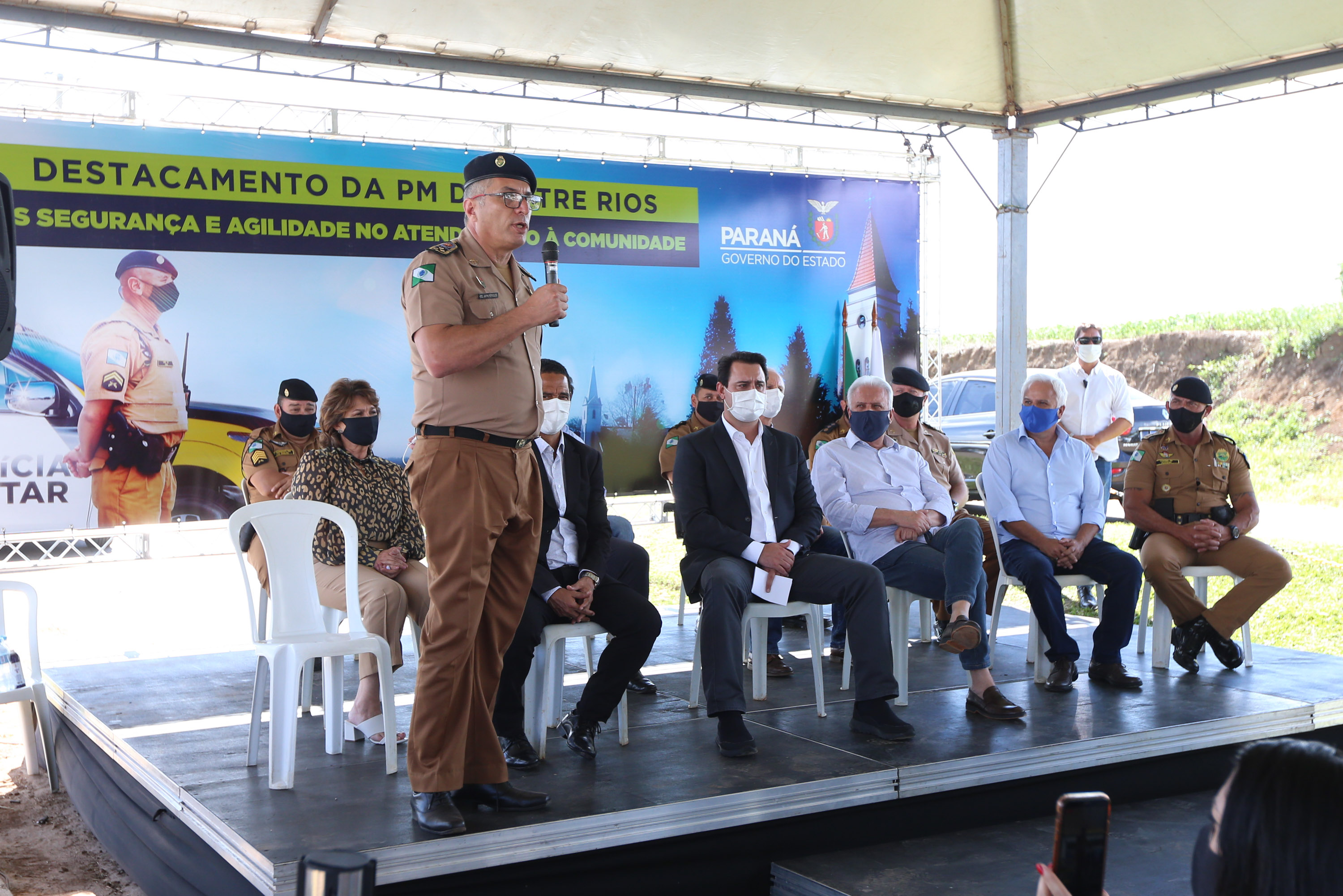 Um investimento do Governo do Estado vai reforçar a segurança do distrito de Entre Rios, área rural de Guarapuava, na região Central do Paraná. Nesta segunda-feira (11), o governador Carlos Massa Ratinho Junior esteve na localidade para a inauguração da nova sede Destacamento da Polícia Militar instalada no distrito.  Entre Rios, Guarapuava, 11/01/2021  -  Foto: Geraldo Bubniak/AEN