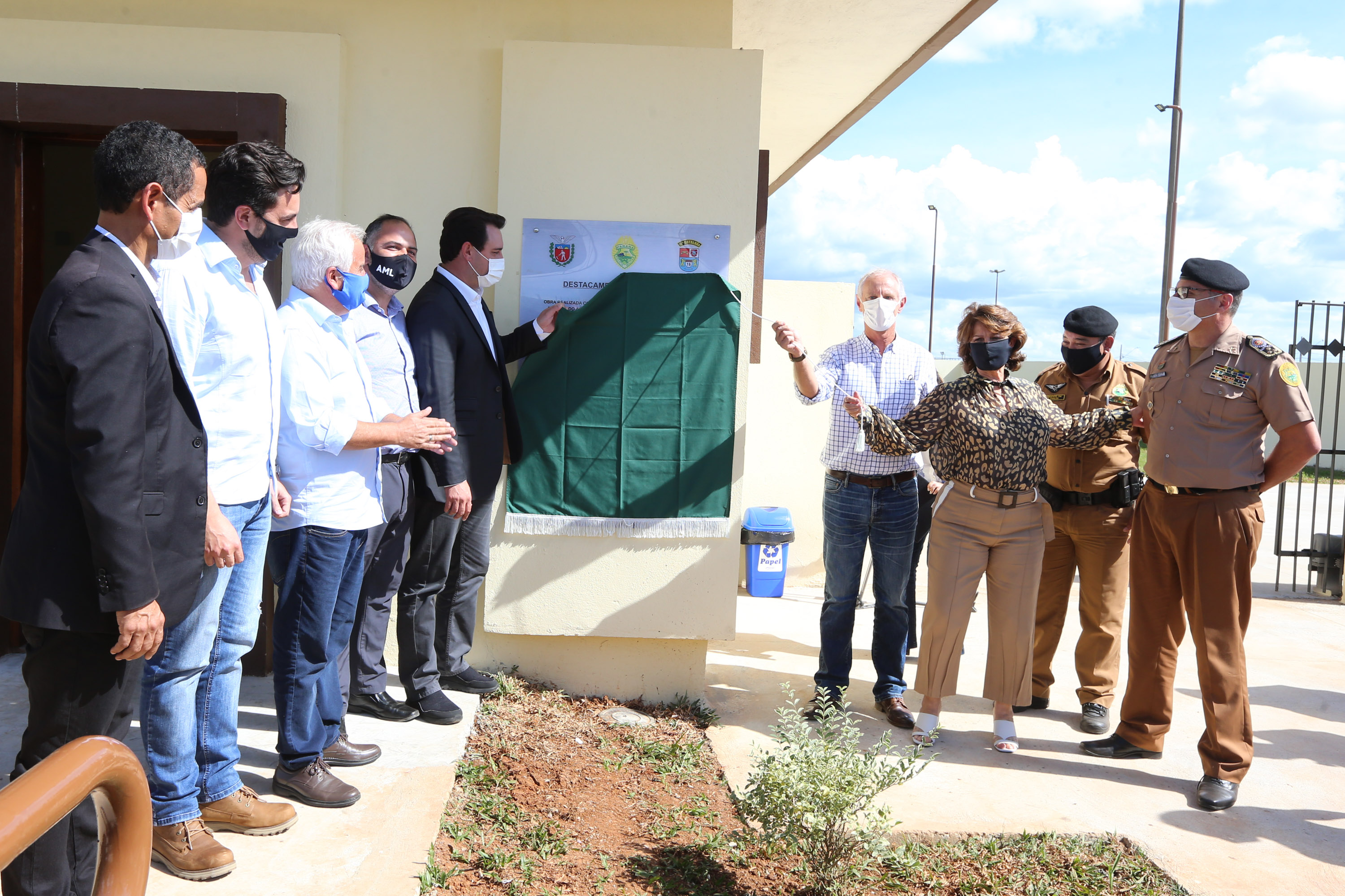 Um investimento do Governo do Estado vai reforçar a segurança do distrito de Entre Rios, área rural de Guarapuava, na região Central do Paraná. Nesta segunda-feira (11), o governador Carlos Massa Ratinho Junior esteve na localidade para a inauguração da nova sede Destacamento da Polícia Militar instalada no distrito.  Entre Rios, Guarapuava, 11/01/2021  -  Foto: Geraldo Bubniak/AEN
