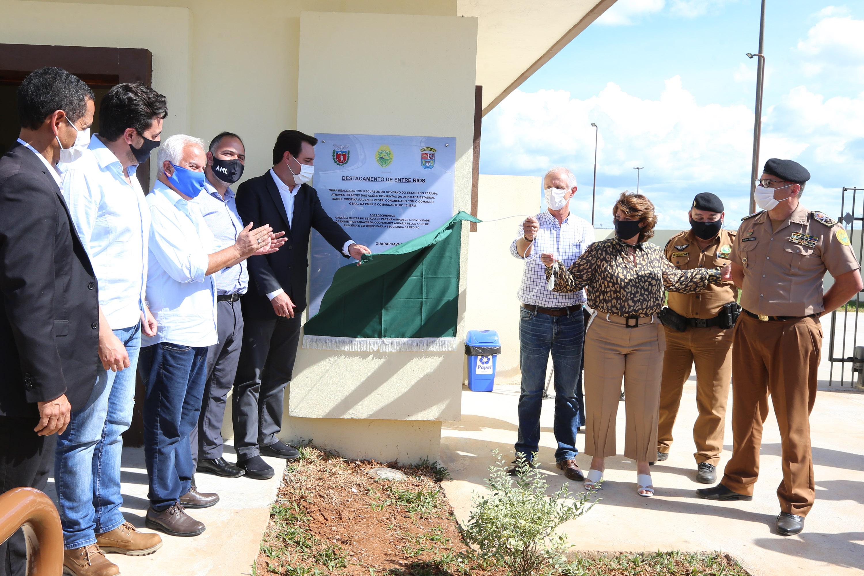 Um investimento do Governo do Estado vai reforçar a segurança do distrito de Entre Rios, área rural de Guarapuava, na região Central do Paraná. Nesta segunda-feira (11), o governador Carlos Massa Ratinho Junior esteve na localidade para a inauguração da nova sede Destacamento da Polícia Militar instalada no distrito.  Entre Rios, Guarapuava, 11/01/2021  -  Foto: Geraldo Bubniak/AEN