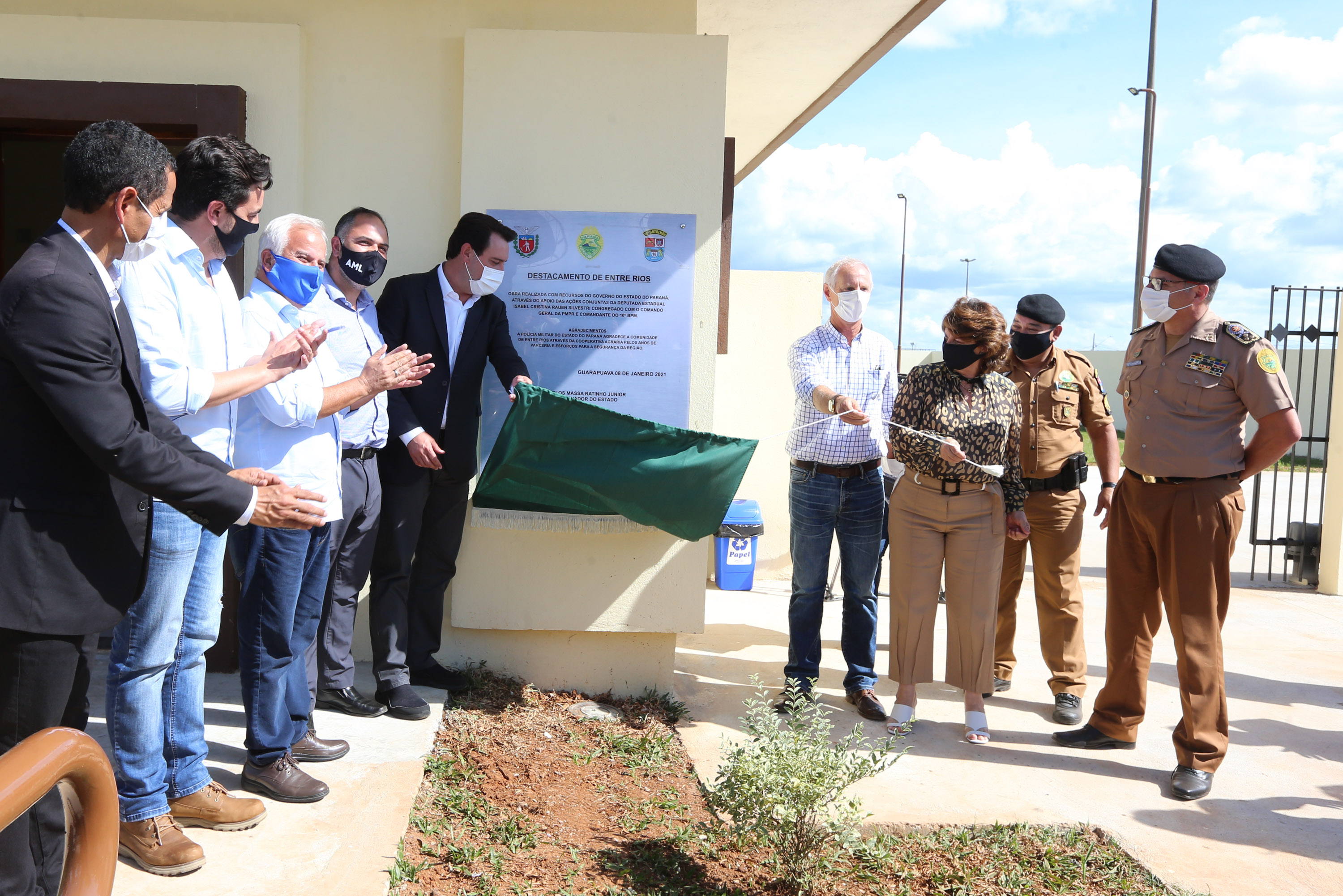 Um investimento do Governo do Estado vai reforçar a segurança do distrito de Entre Rios, área rural de Guarapuava, na região Central do Paraná. Nesta segunda-feira (11), o governador Carlos Massa Ratinho Junior esteve na localidade para a inauguração da nova sede Destacamento da Polícia Militar instalada no distrito. Entre Rios, Guarapuava, 11/01/2021 - Foto: Geraldo Bubniak/AEN