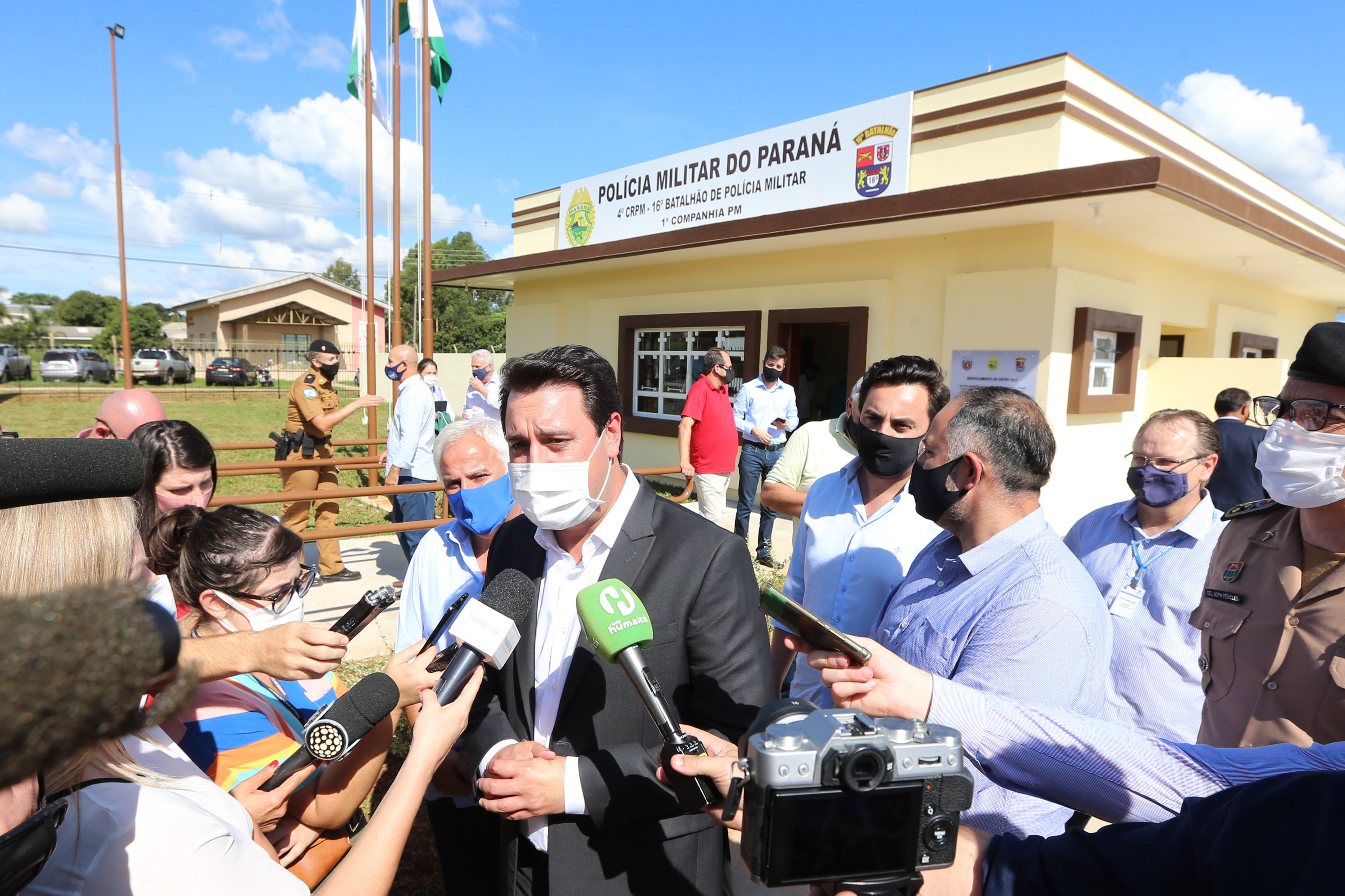 Um investimento do Governo do Estado vai reforçar a segurança do distrito de Entre Rios, área rural de Guarapuava, na região Central do Paraná. Nesta segunda-feira (11), o governador Carlos Massa Ratinho Junior esteve na localidade para a inauguração da nova sede Destacamento da Polícia Militar instalada no distrito.  Entre Rios, Guarapuava, 11/01/2021  -  Foto: Geraldo Bubniak/AEN