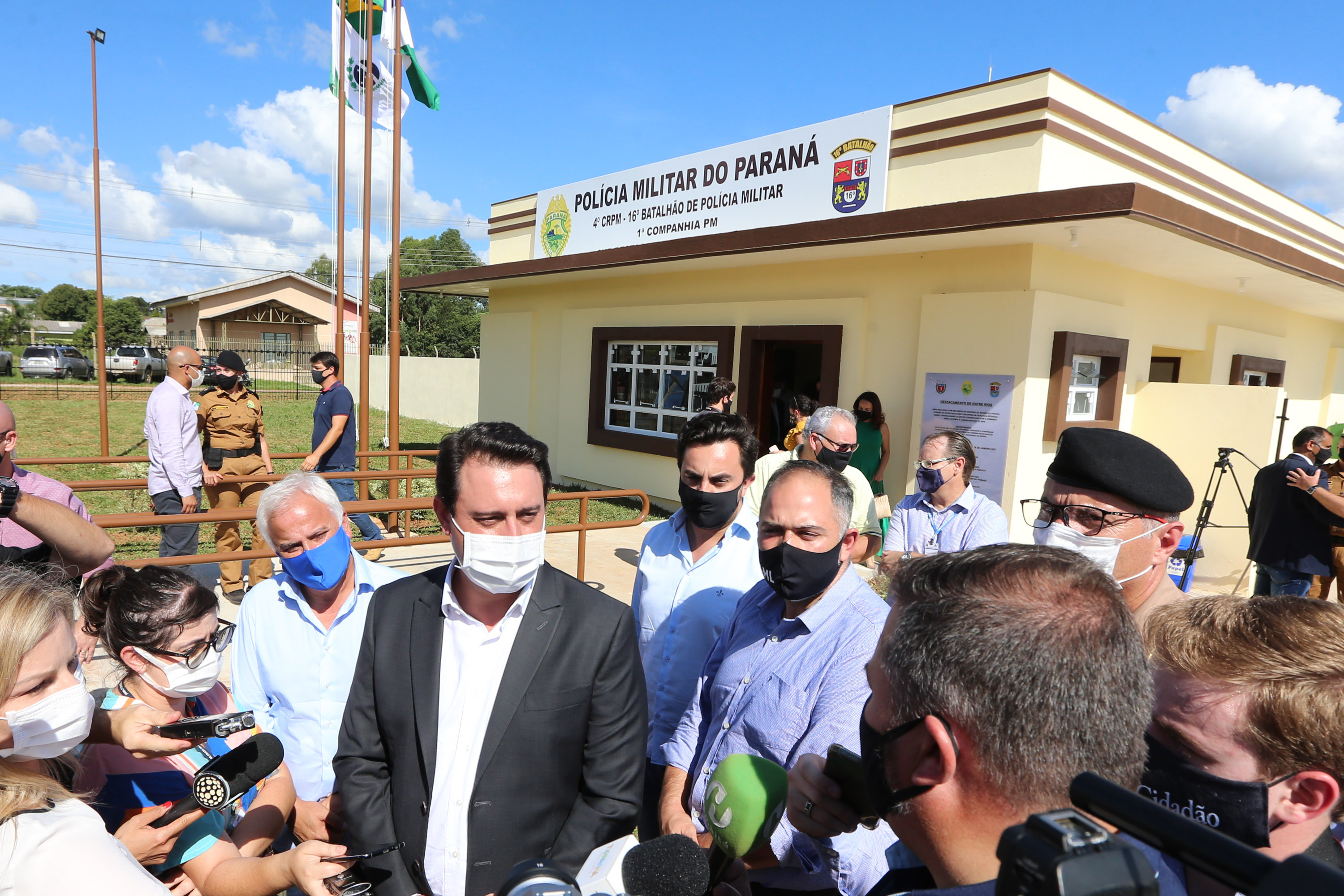 Um investimento do Governo do Estado vai reforçar a segurança do distrito de Entre Rios, área rural de Guarapuava, na região Central do Paraná. Nesta segunda-feira (11), o governador Carlos Massa Ratinho Junior esteve na localidade para a inauguração da nova sede Destacamento da Polícia Militar instalada no distrito.  Entre Rios, Guarapuava, 11/01/2021  -  Foto: Geraldo Bubniak/AEN