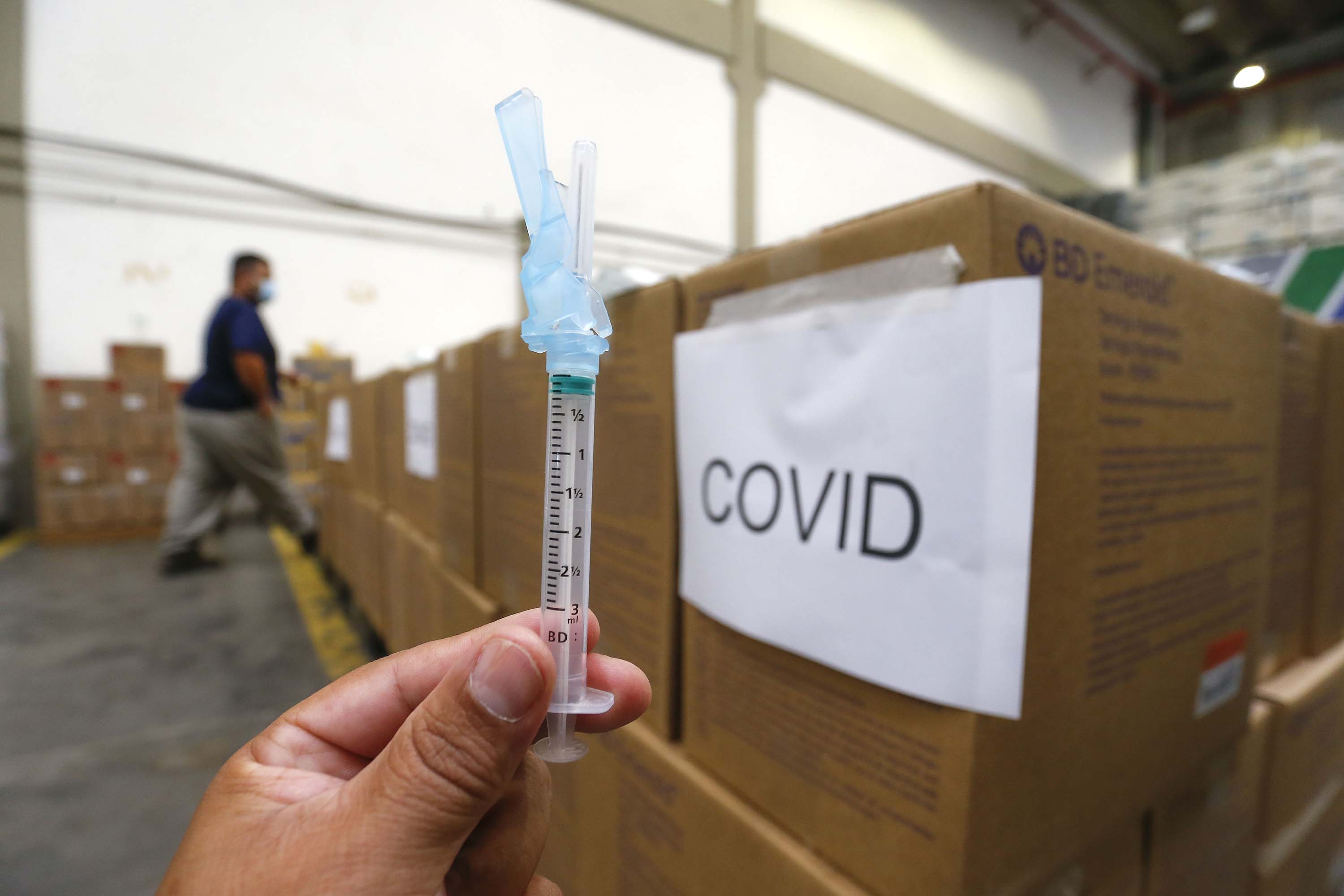O governador Carlos Massa Ratinho Junior vistoriou nesta quarta-feira (12) o estoque dos chamados “insumos secos” que o Paraná já tem disponível para iniciar o processo de vacinação contra a Covid-19. São agulhas, seringas, máscaras, luvas, aventais e algodão, entre outros itens, que estão centralizados em dois pontos principais em Curitiba: o Centro de Medicamentos do Paraná (Cemepar) e o Ginásio de Esportes do Tarumã.
Foto: Jonathan Campos/AEN