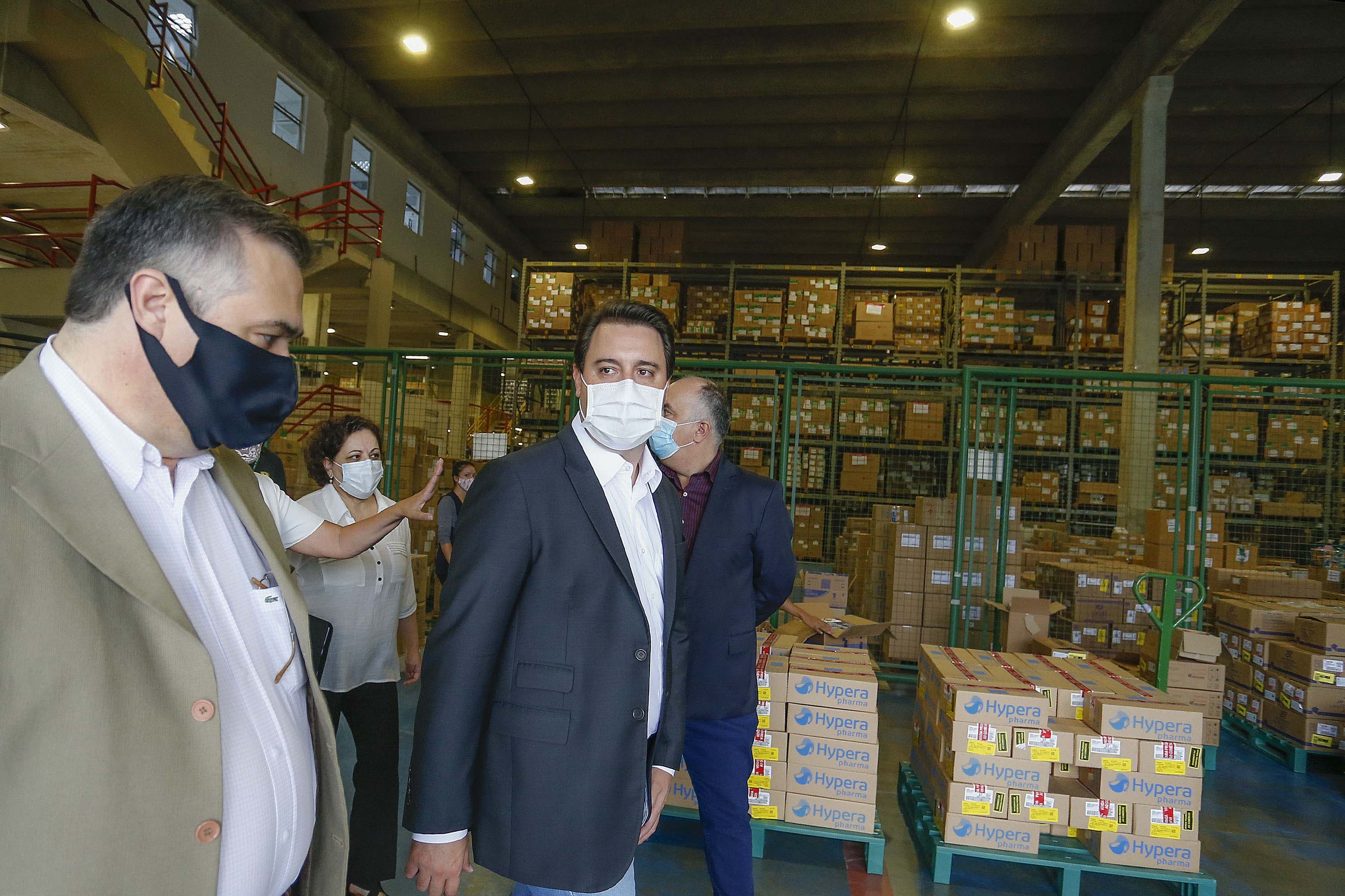 O governador Carlos Massa Ratinho Junior vistoriou nesta quarta-feira (12) o estoque dos chamados “insumos secos” que o Paraná já tem disponível para iniciar o processo de vacinação contra a Covid-19. São agulhas, seringas, máscaras, luvas, aventais e algodão, entre outros itens, que estão centralizados em dois pontos principais em Curitiba: o Centro de Medicamentos do Paraná (Cemepar) e o Ginásio de Esportes do Tarumã.
Foto: Jonathan Campos/AEN