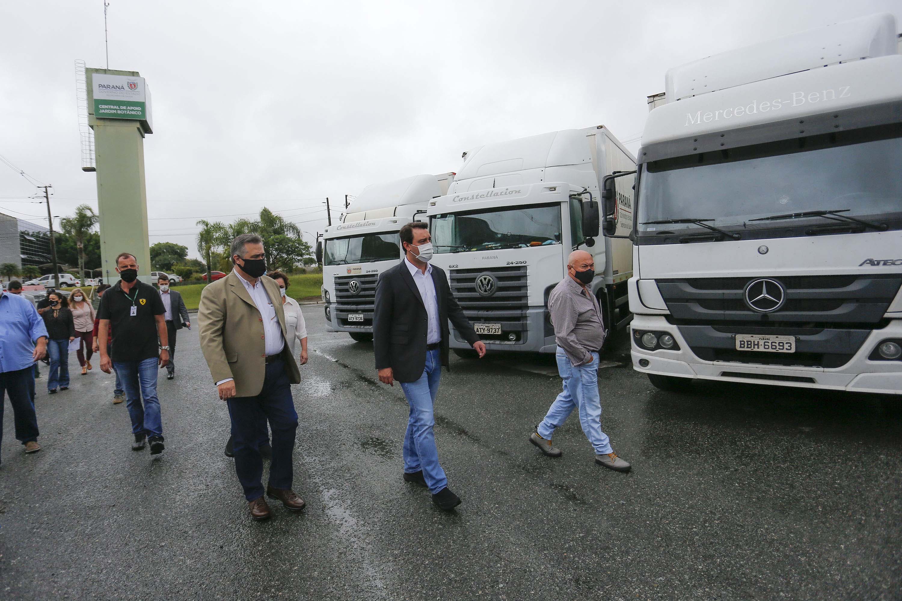 O governador Carlos Massa Ratinho Junior vistoriou nesta quarta-feira (12) o estoque dos chamados “insumos secos” que o Paraná já tem disponível para iniciar o processo de vacinação contra a Covid-19. São agulhas, seringas, máscaras, luvas, aventais e algodão, entre outros itens, que estão centralizados em dois pontos principais em Curitiba: o Centro de Medicamentos do Paraná (Cemepar) e o Ginásio de Esportes do Tarumã.
Foto: Jonathan Campos/AEN