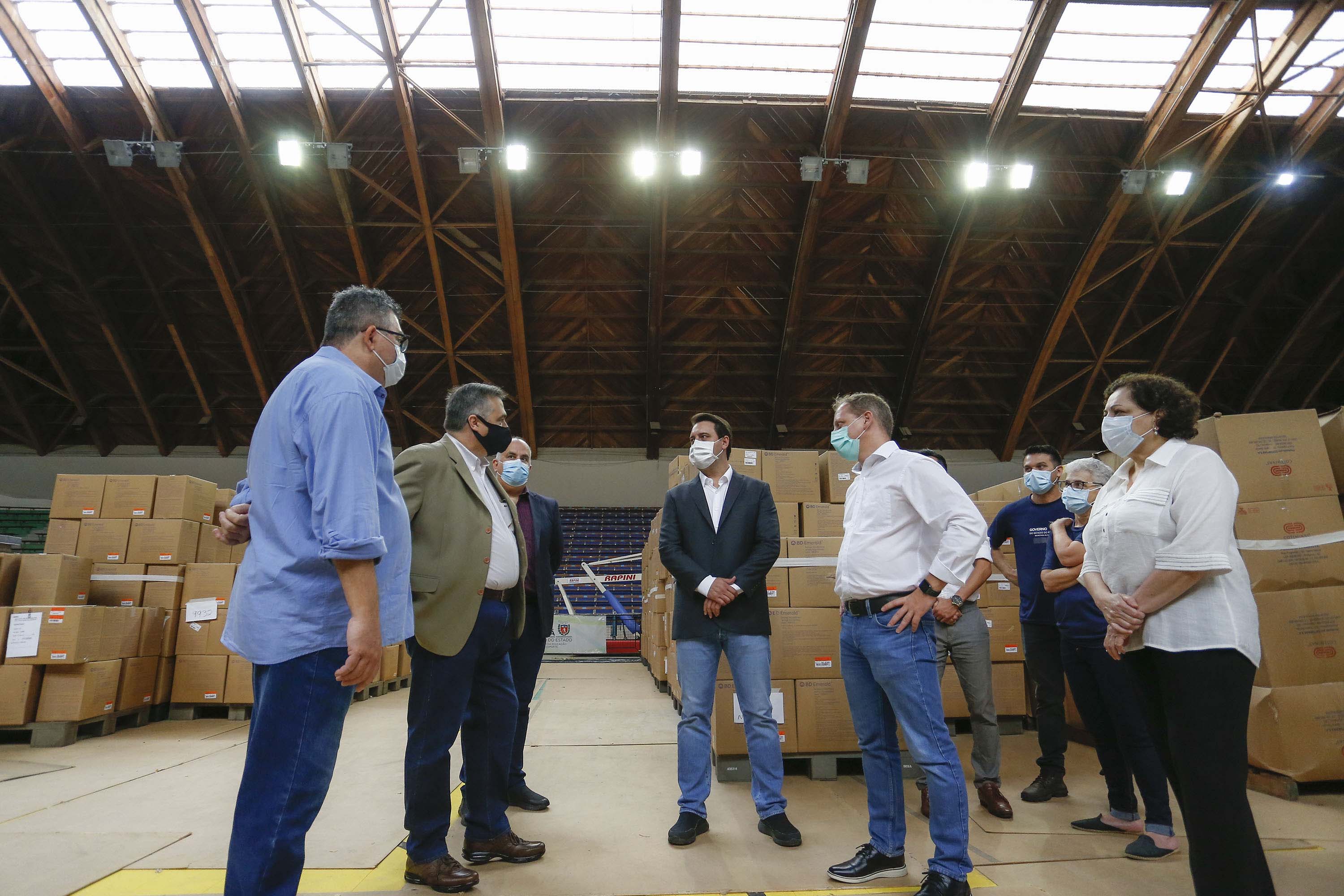 O governador Carlos Massa Ratinho Junior vistoriou nesta quarta-feira (12) o estoque dos chamados “insumos secos” que o Paraná já tem disponível para iniciar o processo de vacinação contra a Covid-19. São agulhas, seringas, máscaras, luvas, aventais e algodão, entre outros itens, que estão centralizados em dois pontos principais em Curitiba: o Centro de Medicamentos do Paraná (Cemepar) e o Ginásio de Esportes do Tarumã.
Foto: Jonathan Campos/AEN