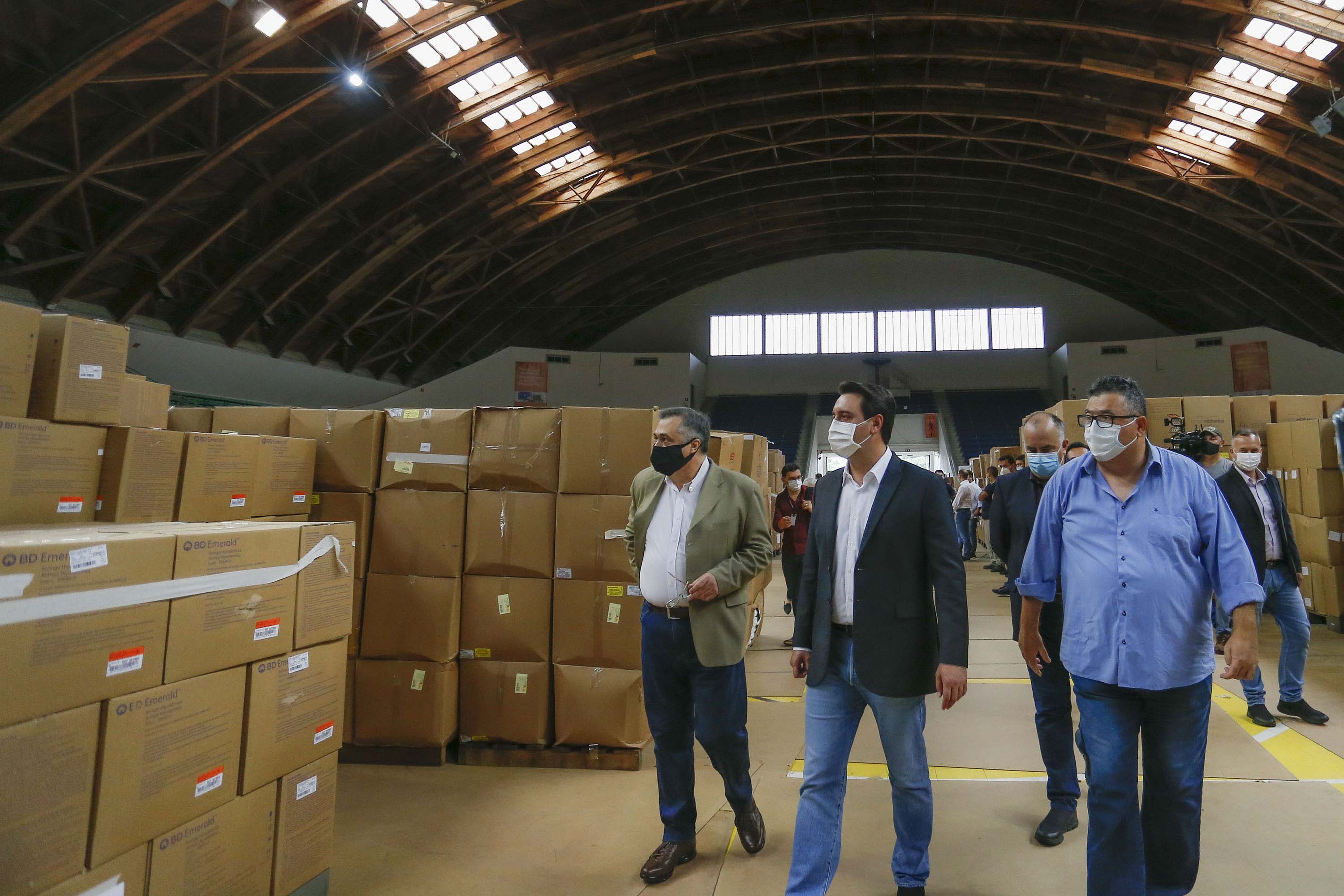 O governador Carlos Massa Ratinho Junior vistoriou nesta quarta-feira (12) o estoque dos chamados “insumos secos” que o Paraná já tem disponível para iniciar o processo de vacinação contra a Covid-19. São agulhas, seringas, máscaras, luvas, aventais e algodão, entre outros itens, que estão centralizados em dois pontos principais em Curitiba: o Centro de Medicamentos do Paraná (Cemepar) e o Ginásio de Esportes do Tarumã.
Foto: Jonathan Campos/AEN