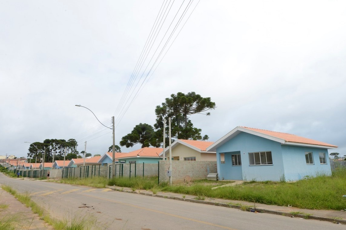 Moradores de Piraquara têm até o dia 24 de janeiro para se inscreverem no cadastro de pretendentes da Cohapar e participarem do processo de seleção de 47 casas populares que estão em fase final de construção na cidade, na região metropolitana de Curitiba. As inscrições são gratuitas e devem ser feitas exclusivamente pelo site cohapar.pr.gov.br/cadastro. (Foto: Guilherme Santos / Cohapar)