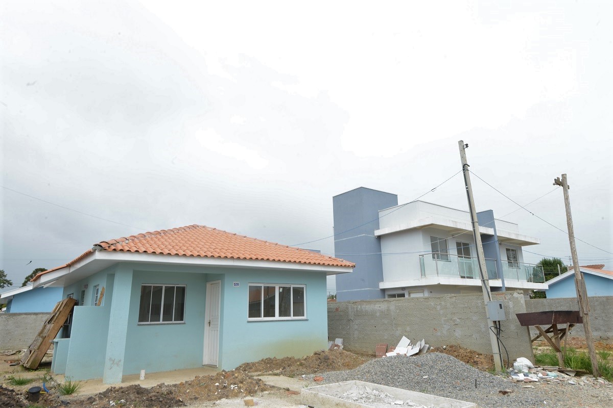 Moradores de Piraquara têm até o dia 24 de janeiro para se inscreverem no cadastro de pretendentes da Cohapar e participarem do processo de seleção de 47 casas populares que estão em fase final de construção na cidade, na região metropolitana de Curitiba. As inscrições são gratuitas e devem ser feitas exclusivamente pelo site cohapar.pr.gov.br/cadastro. (Foto: Guilherme Santos / Cohapar)