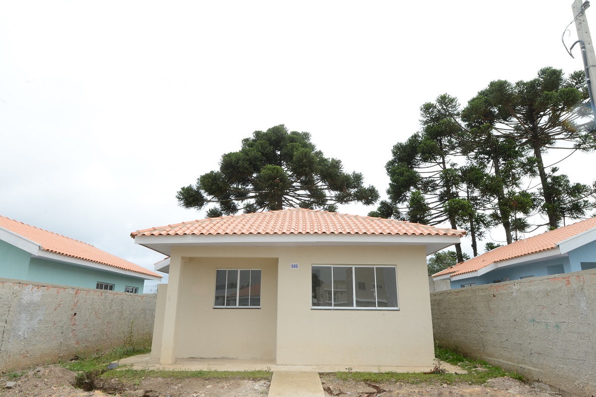 Moradores de Piraquara têm até o dia 24 de janeiro para se inscreverem no cadastro de pretendentes da Cohapar e participarem do processo de seleção de 47 casas populares que estão em fase final de construção na cidade, na região metropolitana de Curitiba. As inscrições são gratuitas e devem ser feitas exclusivamente pelo site cohapar.pr.gov.br/cadastro. (Foto: Guilherme Santos / Cohapar)