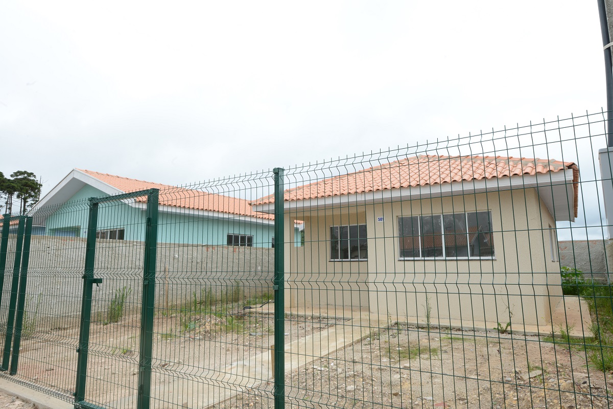 Moradores de Piraquara têm até o dia 24 de janeiro para se inscreverem no cadastro de pretendentes da Cohapar e participarem do processo de seleção de 47 casas populares que estão em fase final de construção na cidade, na região metropolitana de Curitiba. As inscrições são gratuitas e devem ser feitas exclusivamente pelo site cohapar.pr.gov.br/cadastro. (Foto: Guilherme Santos / Cohapar)