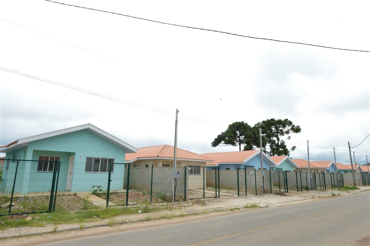 Moradores de Piraquara têm até o dia 24 de janeiro para se inscreverem no cadastro de pretendentes da Cohapar e participarem do processo de seleção de 47 casas populares que estão em fase final de construção na cidade, na região metropolitana de Curitiba. As inscrições são gratuitas e devem ser feitas exclusivamente pelo site cohapar.pr.gov.br/cadastro. (Foto: Guilherme Santos / Cohapar)