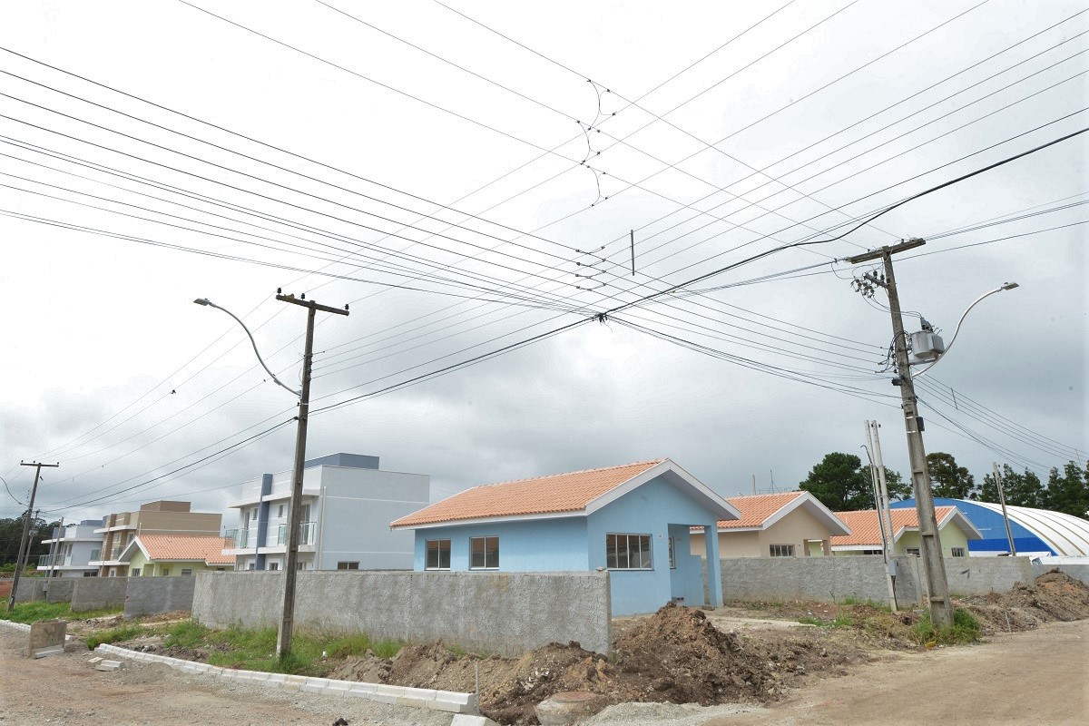 Moradores de Piraquara têm até o dia 24 de janeiro para se inscreverem no cadastro de pretendentes da Cohapar e participarem do processo de seleção de 47 casas populares que estão em fase final de construção na cidade, na região metropolitana de Curitiba. As inscrições são gratuitas e devem ser feitas exclusivamente pelo site cohapar.pr.gov.br/cadastro. (Foto: Guilherme Santos / Cohapar)