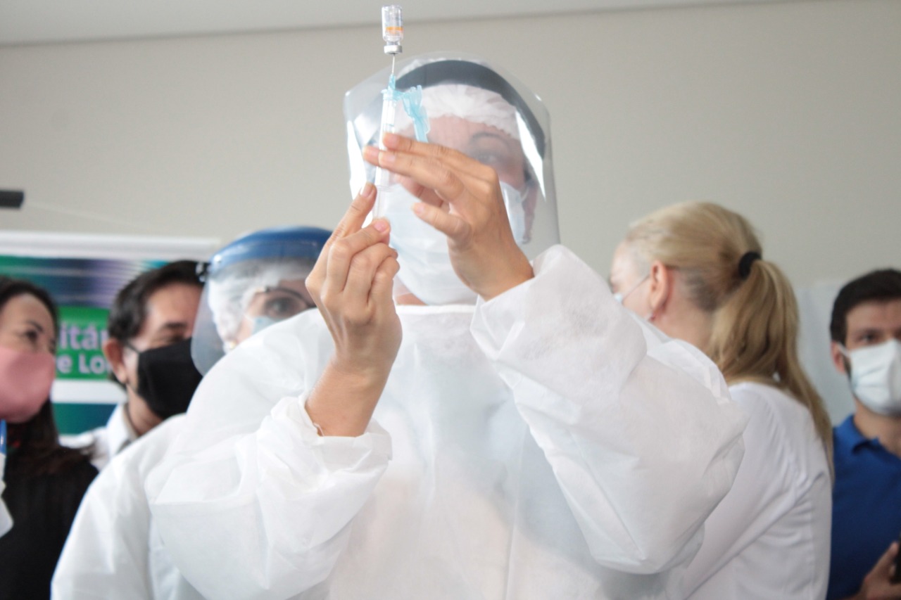 LONDRINA - Dsitribuiçãoo das vacinas contra a Covid-19 . Foto:Gustavo Tacaki