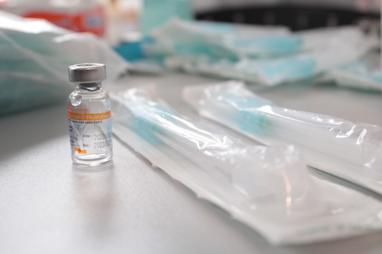 LONDRINA - Dsitribuiçãoo das vacinas contra a Covid-19 . Foto:Gustavo Tacaki