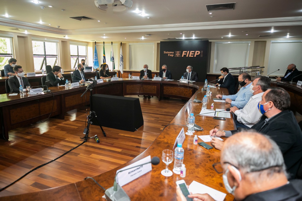 Representantes do setor produtivo paranaense, do Governo do Estado, do Ministério da Infraestrutura e a bancada de deputados federais discutiram nesta segunda-feira (25) o modelo de concessão do novo Anel de Integração do Estado, que deve entrar em leilão até o final deste ano. Foto: Gelson Bampi