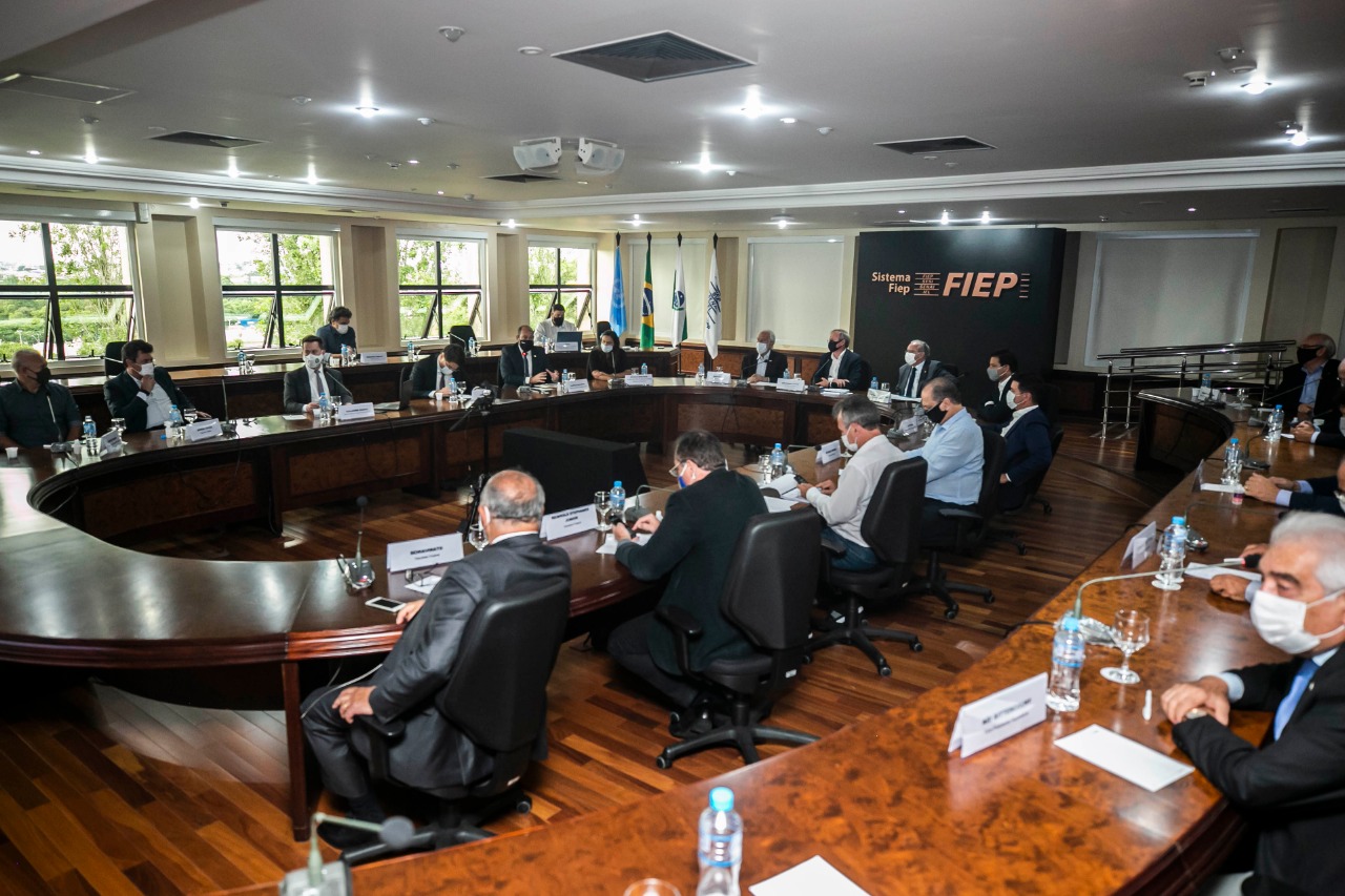 Representantes do setor produtivo paranaense, do Governo do Estado, do Ministério da Infraestrutura e a bancada de deputados federais discutiram nesta segunda-feira (25) o modelo de concessão do novo Anel de Integração do Estado, que deve entrar em leilão até o final deste ano. Foto: Gelson Bampi