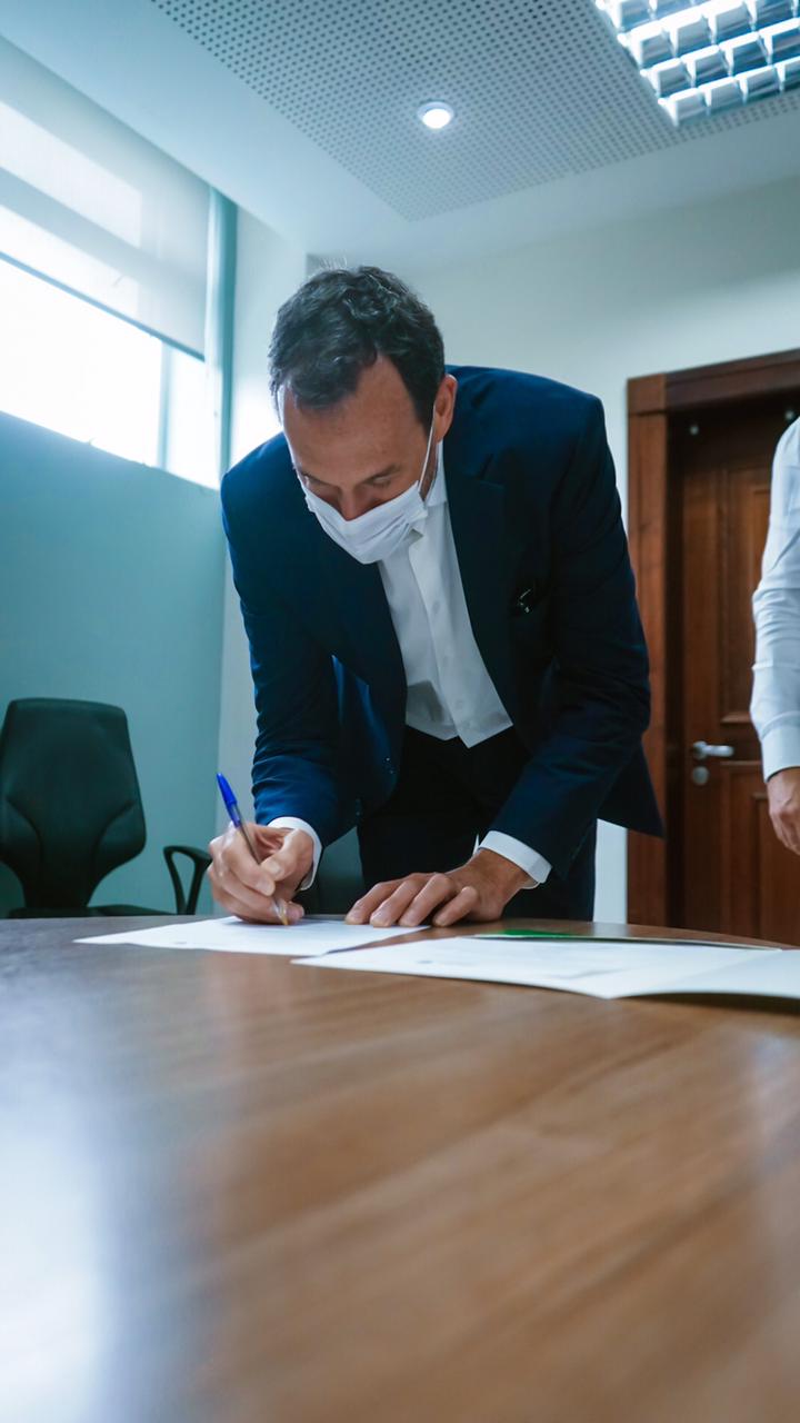 O Comitê Permanente de Desburocratização do Governo do Paraná passa a contar com mais duas entidades participantes. Nesta terça-feira (26), o chefe da Casa Civil, Guto Silva, incluiu o Conselho Regional de Economia – Corecon e o Sindicato de Habitação e Condomínios – Secovi, como membros convidados, para contribuírem com o programa de desburocratização da administração pública estadual.  Foto: Guilherme Flores/ Casa Civil