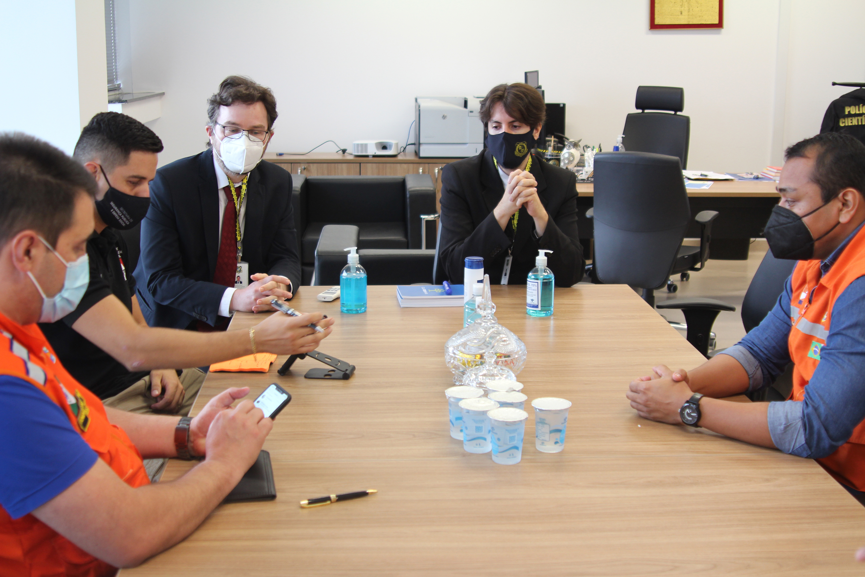 A preparação e translado dos 19 corpos das vítimas do acidente ocorrido segunda-feira (25) na BR-376, em Guaratuba, no Litoral do Paraná, foi um dos assuntos discutidos em reunião entre representantes dos governos do Paraná e do Pará, realizada terça-feira (26), em Curitiba.  Curitiba, 26/01/2021  -  Foto: Divulgação Secretaria Segurança Pública do Paraná/SESP