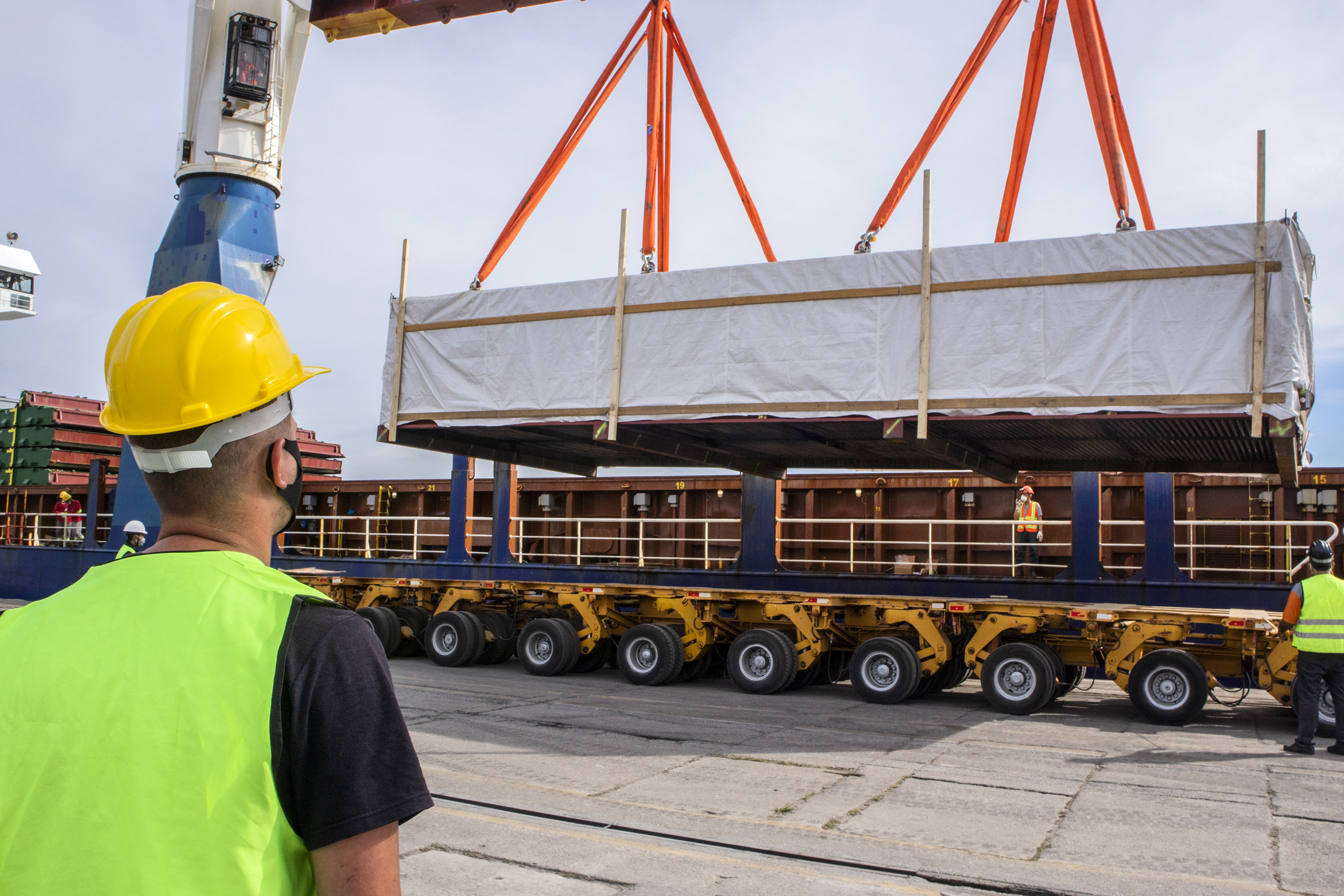 Dia do Portuário marca a essencialidade desses trabalhadores - Comemorada no dia 28 de janeiro, a data ressalta o trabalho de mais de 50 mil homens e mulheres, no Brasil, 3,1 mil no Paraná, que atuam no transporte internacional de cargas e são essenciais para economia mundial -  Foto: Claudio Neves/Portos do Paraná