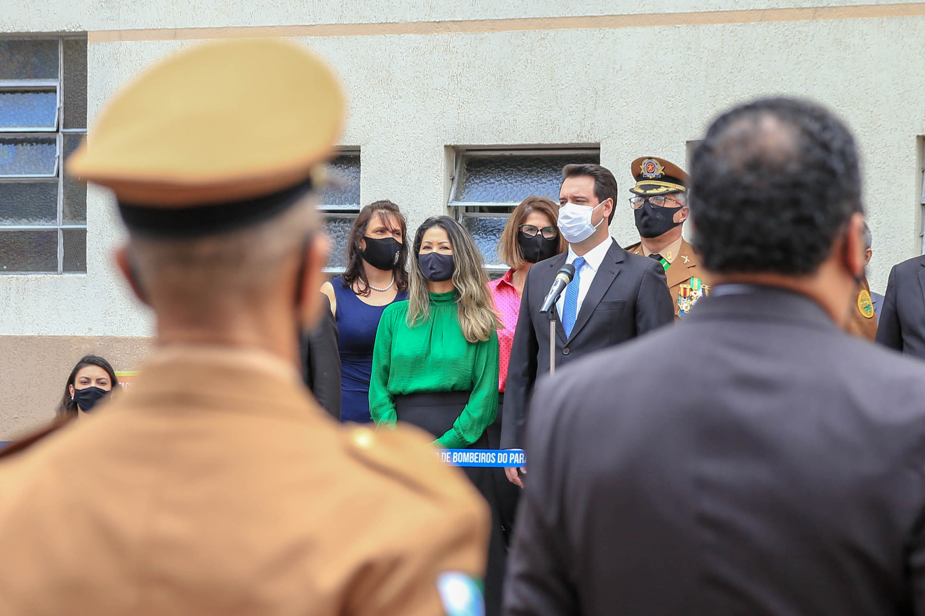 O governador Carlos Massa Ratinho Junior participou nesta sexta-feira (29) da troca do comando-geral do Corpo de Bombeiros do Paraná. Depois de dois anos como comandante, o coronel Samuel Prestes dá lugar ao coronel Gerson Gross, que até então respondia pelo comando da Academia Policial Militar do Guatupê. - Curitiba, 29/01/2021 - Foto: Valdelino Alves Pontes