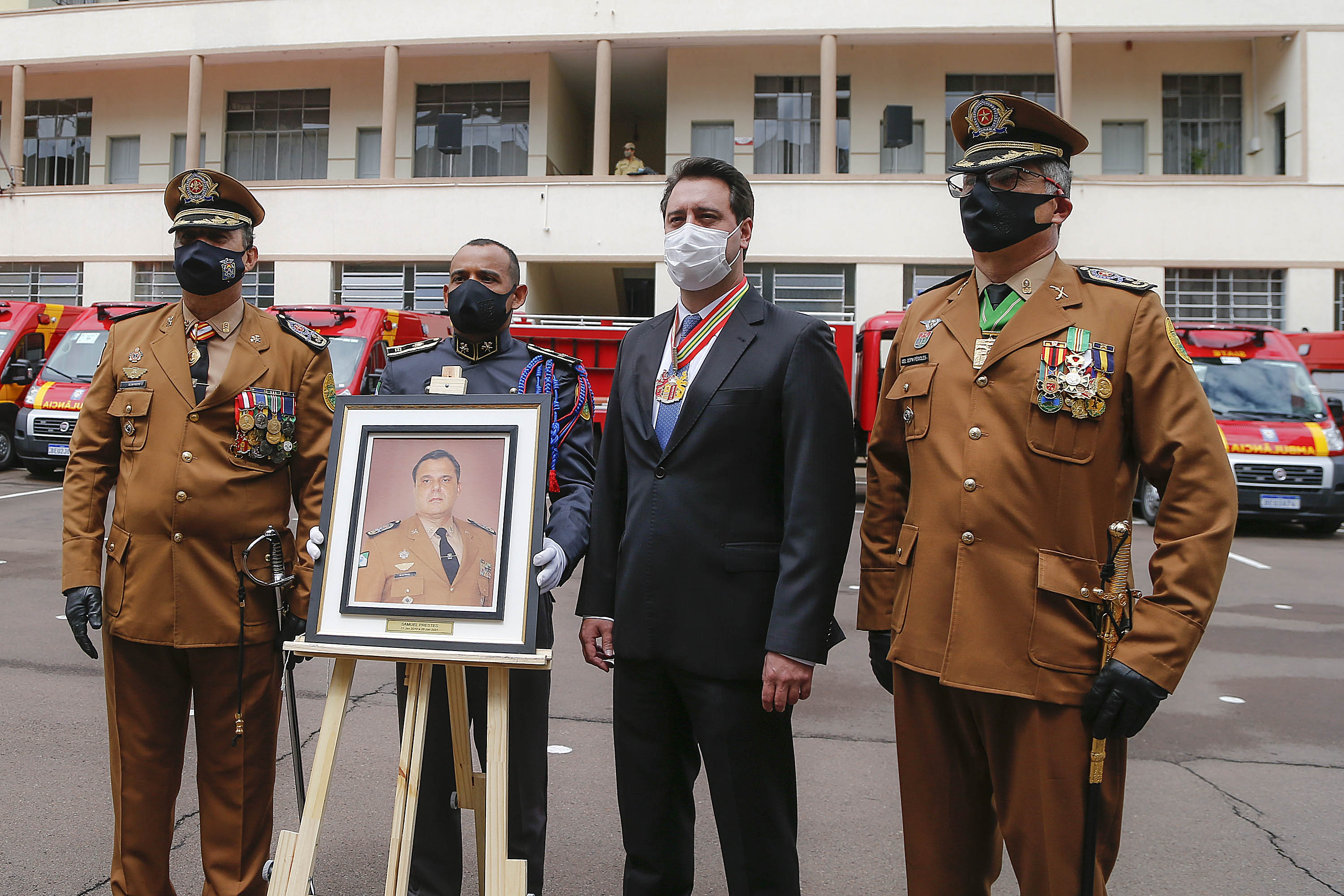 O governador Carlos Massa Ratinho Junior participou nesta sexta-feira (29) da troca do comando-geral do Corpo de Bombeiros do Paraná. Depois de dois anos como comandante, o coronel Samuel Prestes dá lugar ao coronel Gerson Gross, que até então respondia pelo comando da Academia Policial Militar do Guatupê. - Curitiba, 29/01/2021 - Foto: Jonathan Campos/AEN