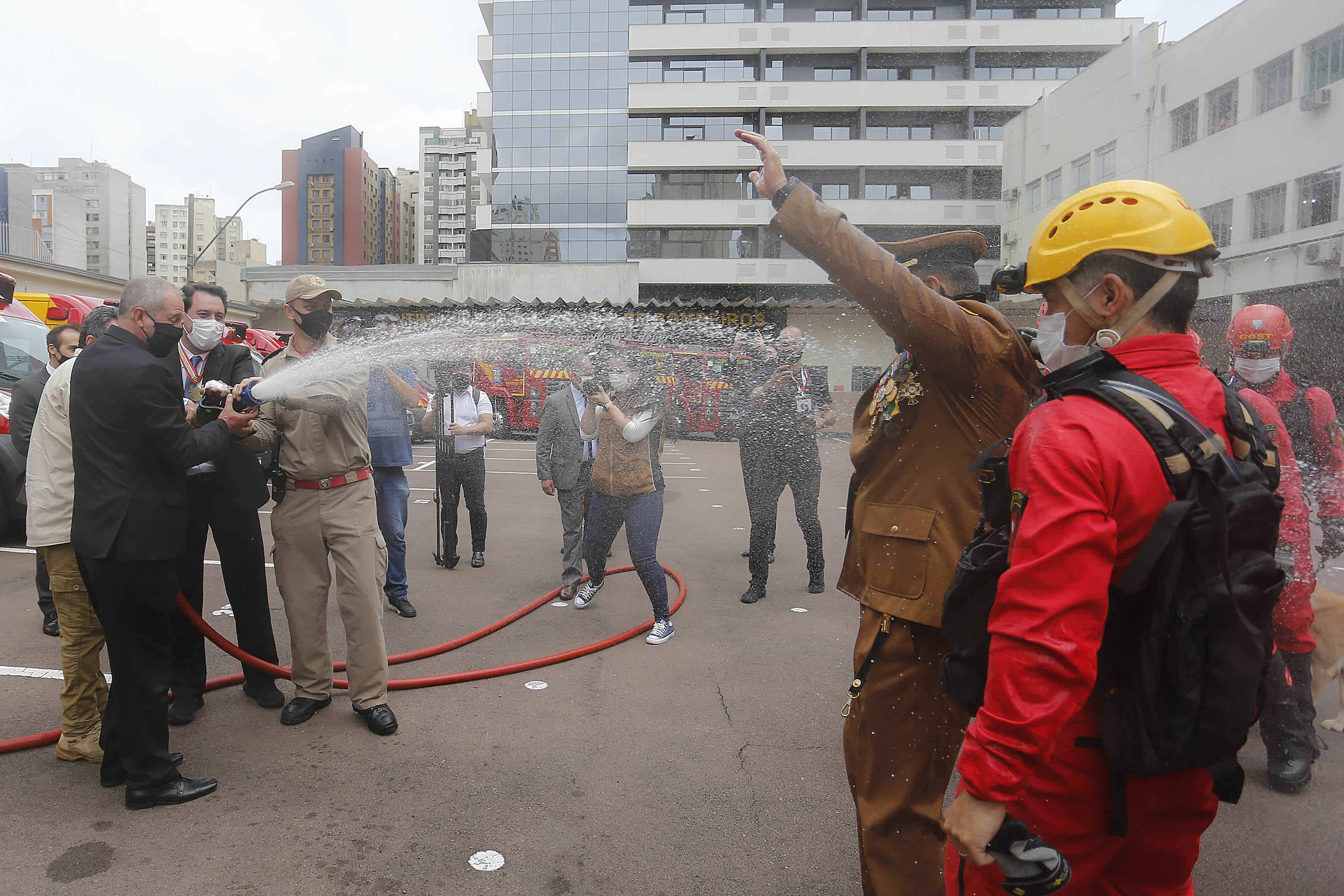 O governador Carlos Massa Ratinho Junior participou nesta sexta-feira (29) da troca do comando-geral do Corpo de Bombeiros do Paraná. Depois de dois anos como comandante, o coronel Samuel Prestes dá lugar ao coronel Gerson Gross, que até então respondia pelo comando da Academia Policial Militar do Guatupê. - Curitiba, 29/01/2021 - Foto: Jonathan Campos/AEN