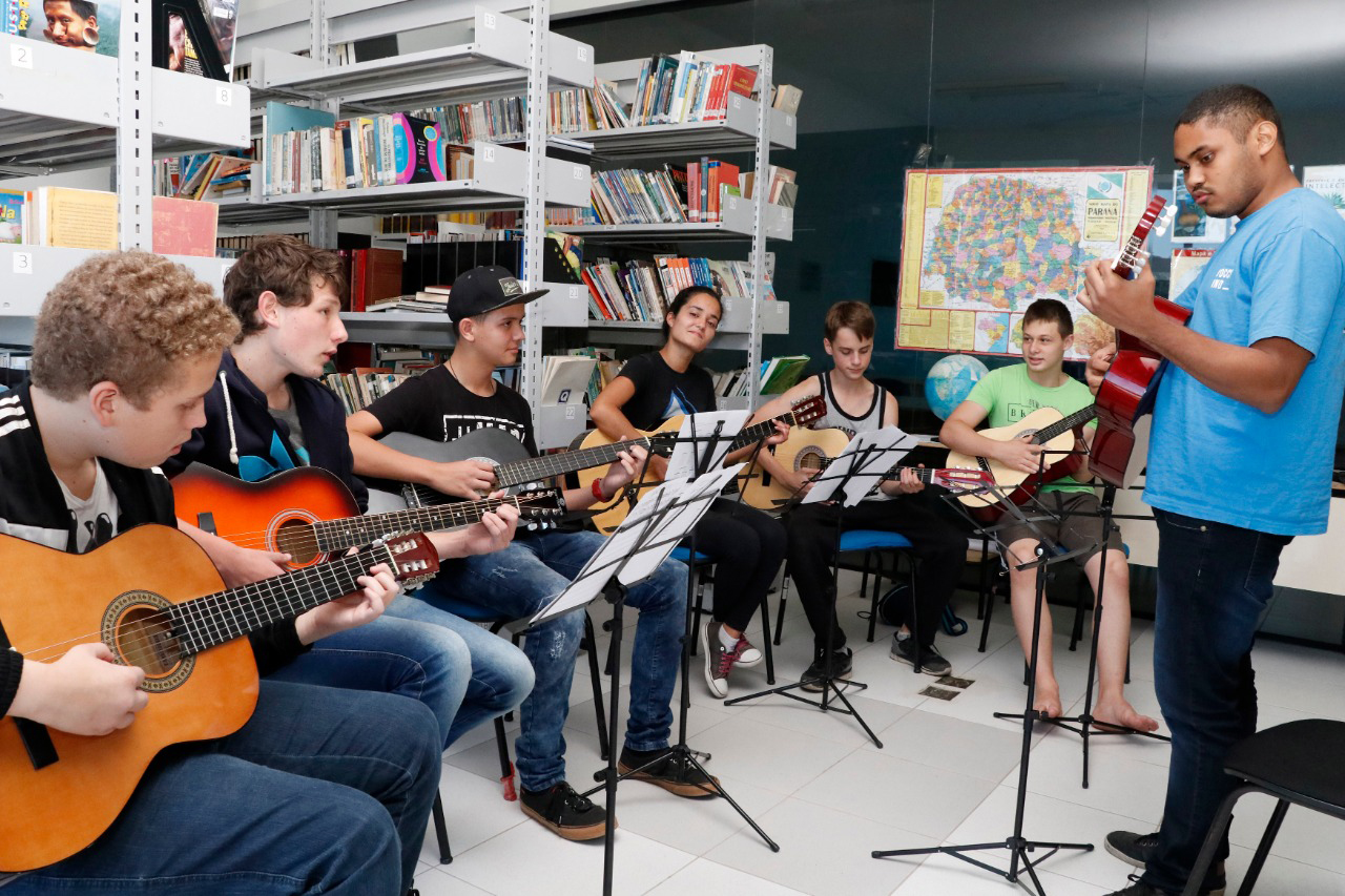 A Secretaria da Justiça, Família e Trabalho do Paraná, por meio do Departamento de Assistência Social, ampliou em 2021 o aporte financeiro mensal de R$ 210,00 para R$ 306,00 no Programa Bolsa Agente de Cidadania, que é desenvolvido nos Centros da Juventude do estado.  -  Foto: Divulgação SEJUF