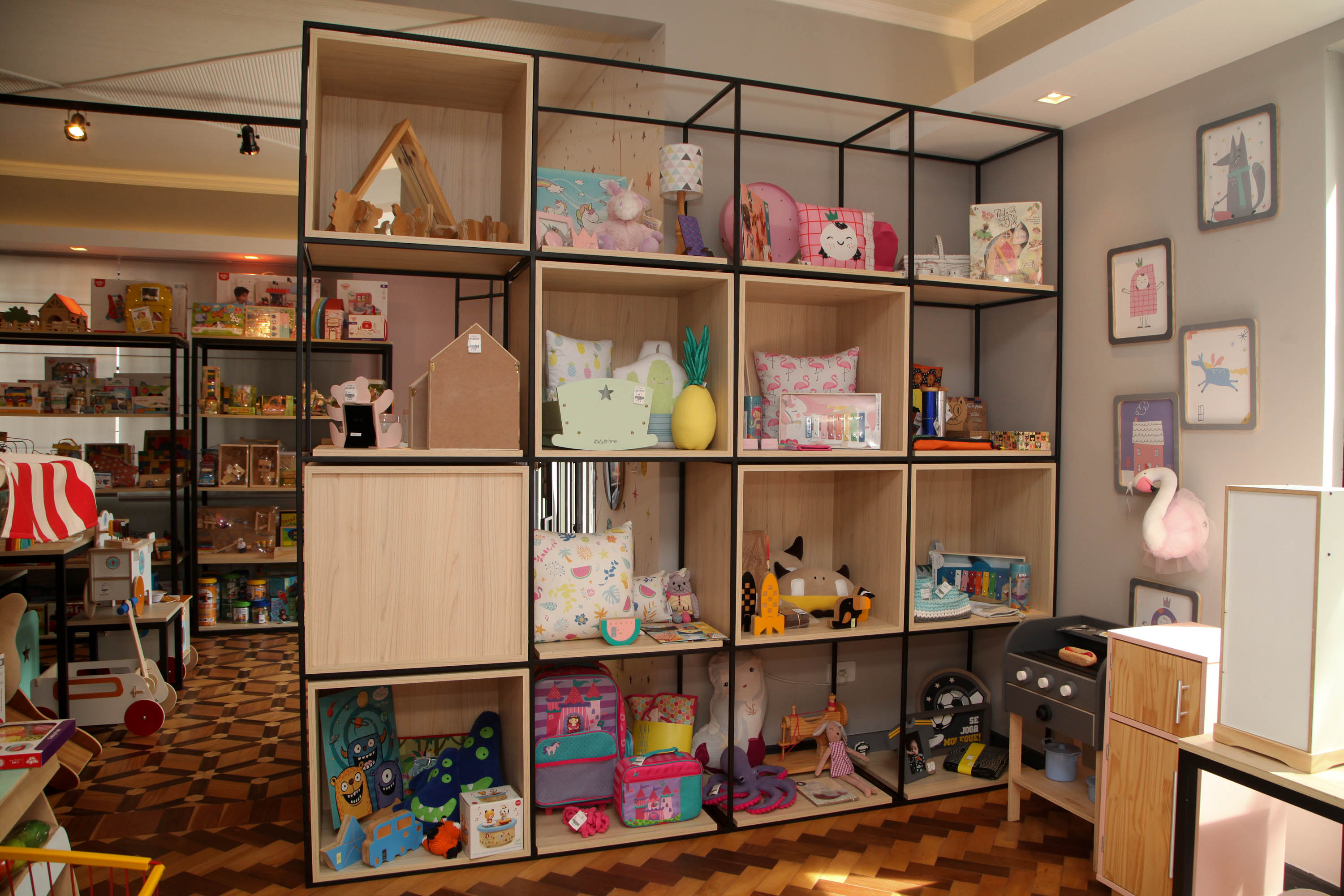 Outro empreendimento apoiado foi a Ludique Design, de Curitiba, das arquitetas Bianca Decker e Maria Fernanda Bagatin, que montaram uma loja colaborativa, em que os lojistas levavam e vendiam o próprio estoque. Foto: Ari Dias/AEN