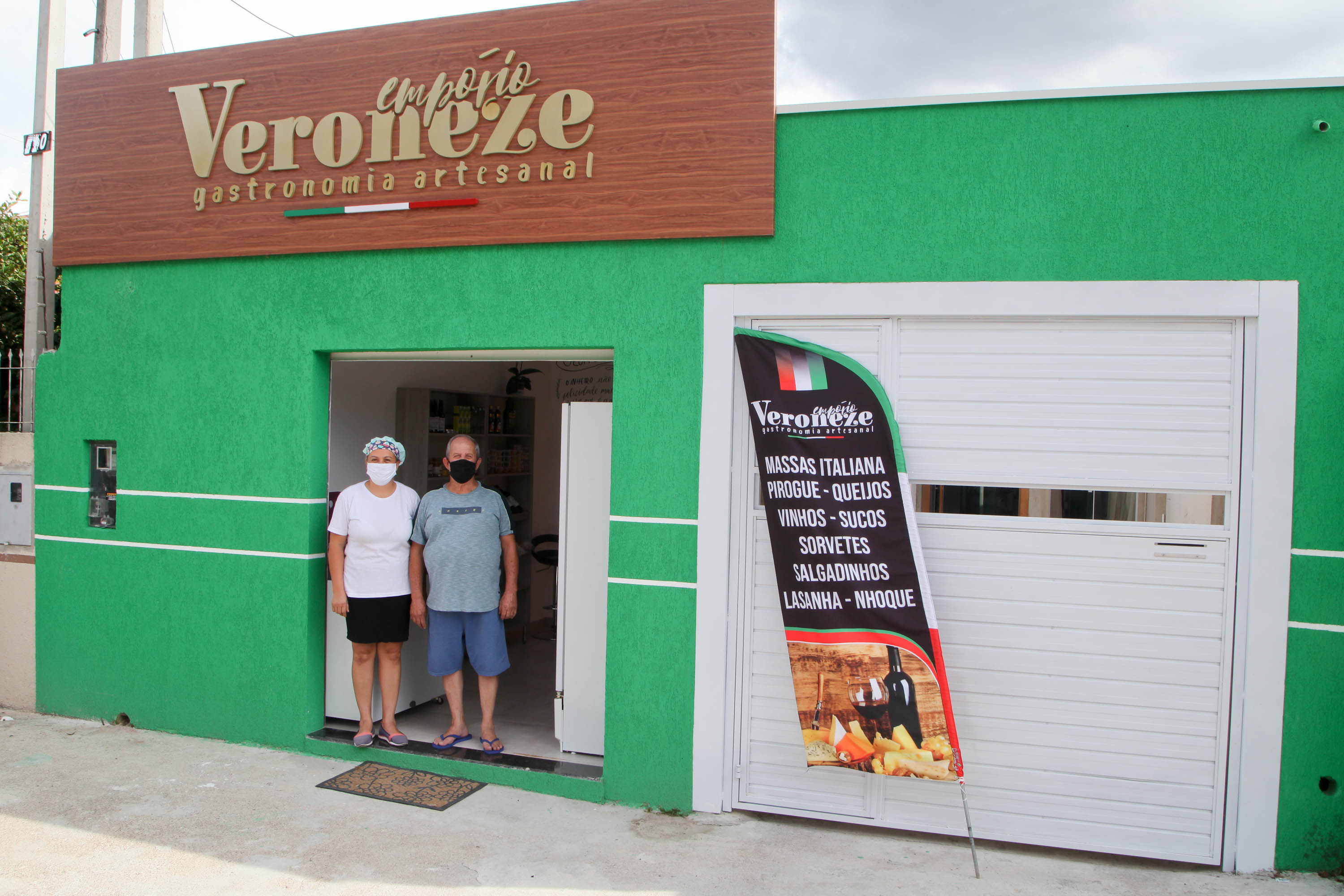 Lançado pelo governador Carlos Massa Ratinho Junior em setembro de 2019, o programa Banco da Mulher Paranaense já beneficiou mais de 3.600 empreendimentos capitaneados por mulheres com a liberação de R$ 45 milhões em crédito pela Fomento Paraná. Na foto, Débora e Antonio Veroneze, proprietários da casa de massas Veroneze. Foto: Ari Dias/AEN