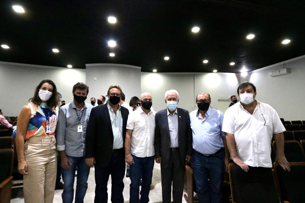 Foz do Iguaçu e Cascavel, no Oeste do Estado, agora têm representações locais da Invest Paraná, agência do promoção e prospecção de novos negócios e investimentos no Estado. A oficialização dessas novas representações foi feita pelo vice-governador Darci Piana nesta quinta-feira (4). Ele assinou termos de cooperação com representantes dos dois municípios.Foto: Camila Tonett