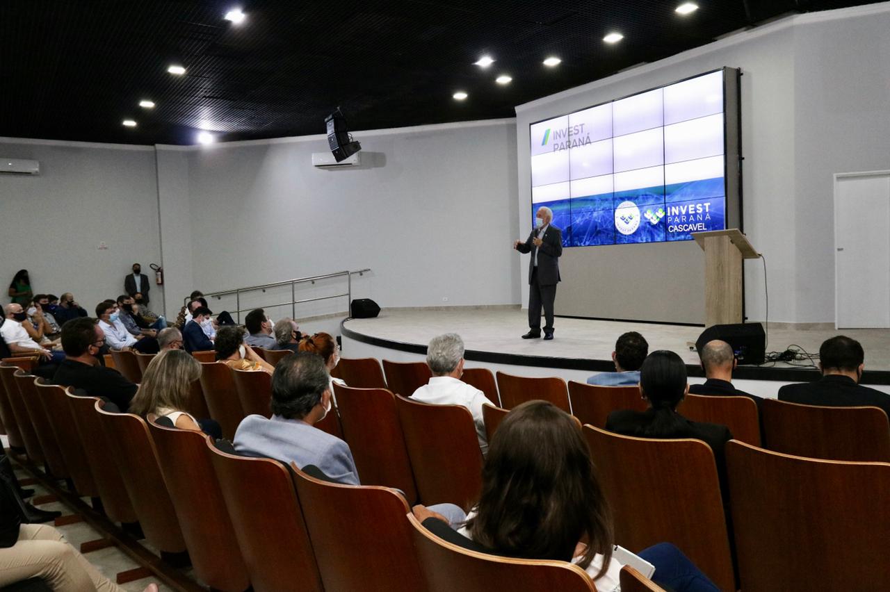 Foz do Iguaçu e Cascavel, no Oeste do Estado, agora têm representações locais da Invest Paraná, agência do promoção e prospecção de novos negócios e investimentos no Estado. A oficialização dessas novas representações foi feita pelo vice-governador Darci Piana nesta quinta-feira (4). Ele assinou termos de cooperação com representantes dos dois municípios.Foto: Camila Tonett