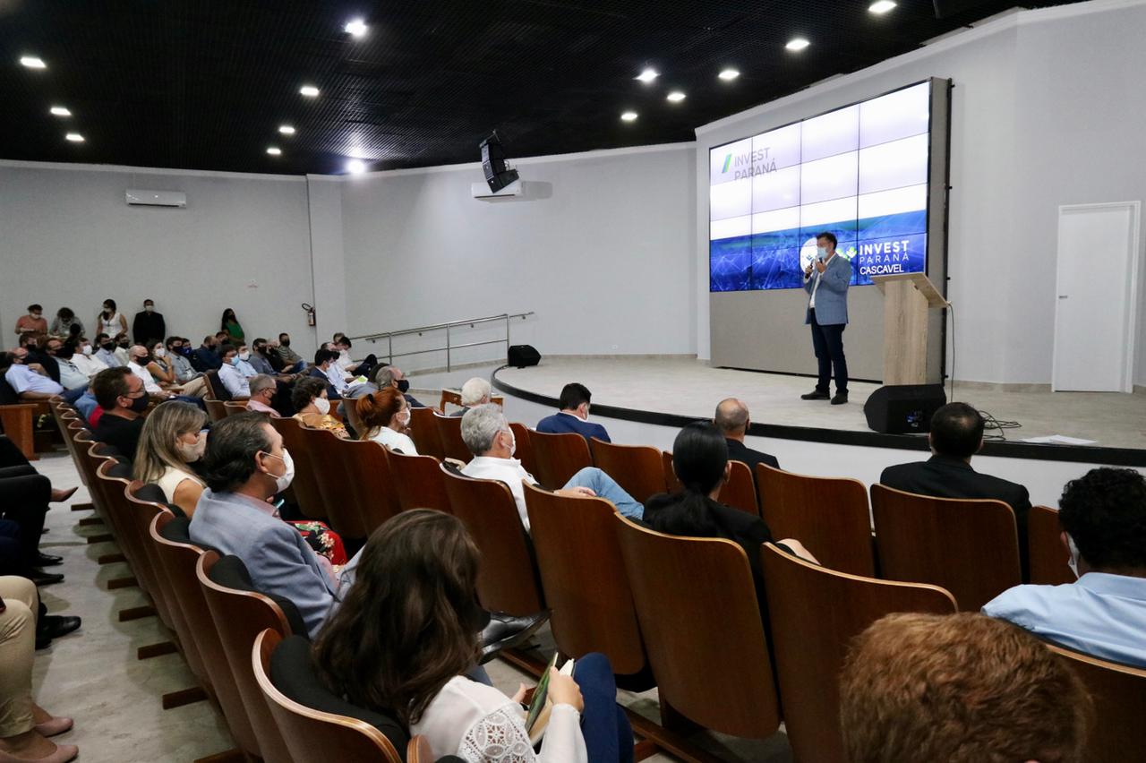 Foz do Iguaçu e Cascavel, no Oeste do Estado, agora têm representações locais da Invest Paraná, agência do promoção e prospecção de novos negócios e investimentos no Estado. A oficialização dessas novas representações foi feita pelo vice-governador Darci Piana nesta quinta-feira (4). Ele assinou termos de cooperação com representantes dos dois municípios.Foto: Camila Tonett