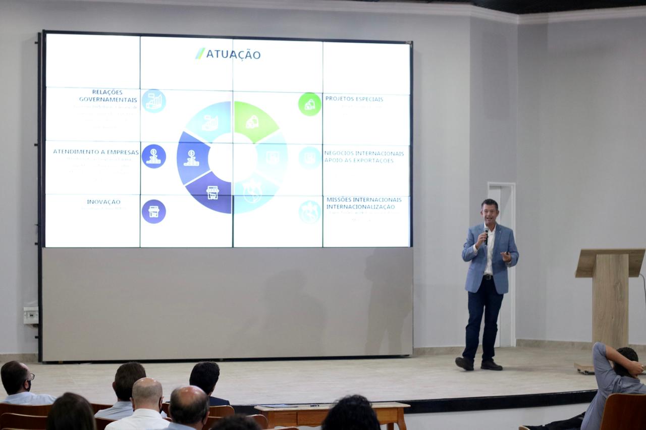 Foz do Iguaçu e Cascavel, no Oeste do Estado, agora têm representações locais da Invest Paraná, agência do promoção e prospecção de novos negócios e investimentos no Estado. A oficialização dessas novas representações foi feita pelo vice-governador Darci Piana nesta quinta-feira (4). Ele assinou termos de cooperação com representantes dos dois municípios.Foto: Camila Tonett