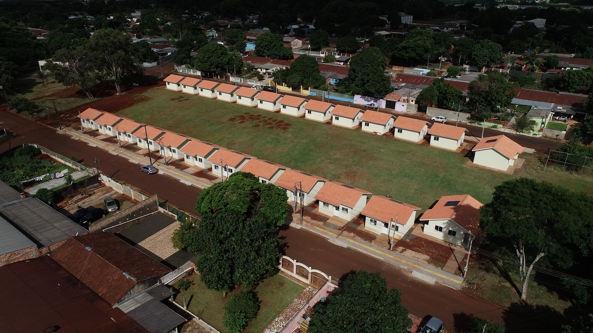 Vinte e cinco famílias que viviam em áreas de risco em Foz do Iguaçu receberam nesta sexta-feira (5) as chaves de novas moradias de graça. Elas foram beneficiadas por um projeto integrado do Governo do Paraná com a prefeitura e a Itapu Binacional que recebeu aproximadamente R$ 1,6 milhão de investimento da usina para o atendimento de pessoas em situação de vulnerabilidade social na cidade. (Foto: Prefeitura de Foz do Iguaçu)