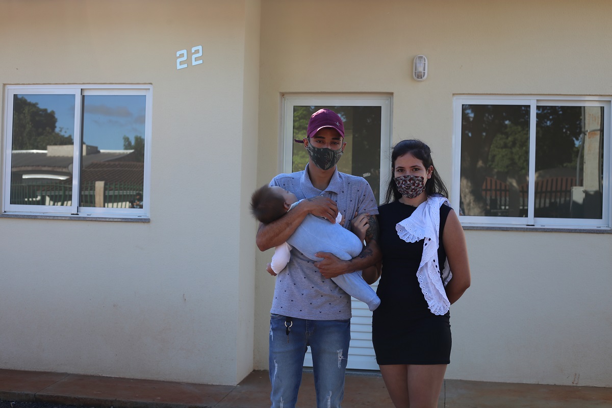 Vinte e cinco famílias que viviam em áreas de risco em Foz do Iguaçu receberam nesta sexta-feira (5) as chaves de novas moradias de graça. Elas foram beneficiadas por um projeto integrado do Governo do Paraná com a prefeitura e a Itapu Binacional que recebeu aproximadamente R$ 1,6 milhão de investimento da usina para o atendimento de pessoas em situação de vulnerabilidade social na cidade. (Foto: Prefeitura de Foz do Iguaçu)