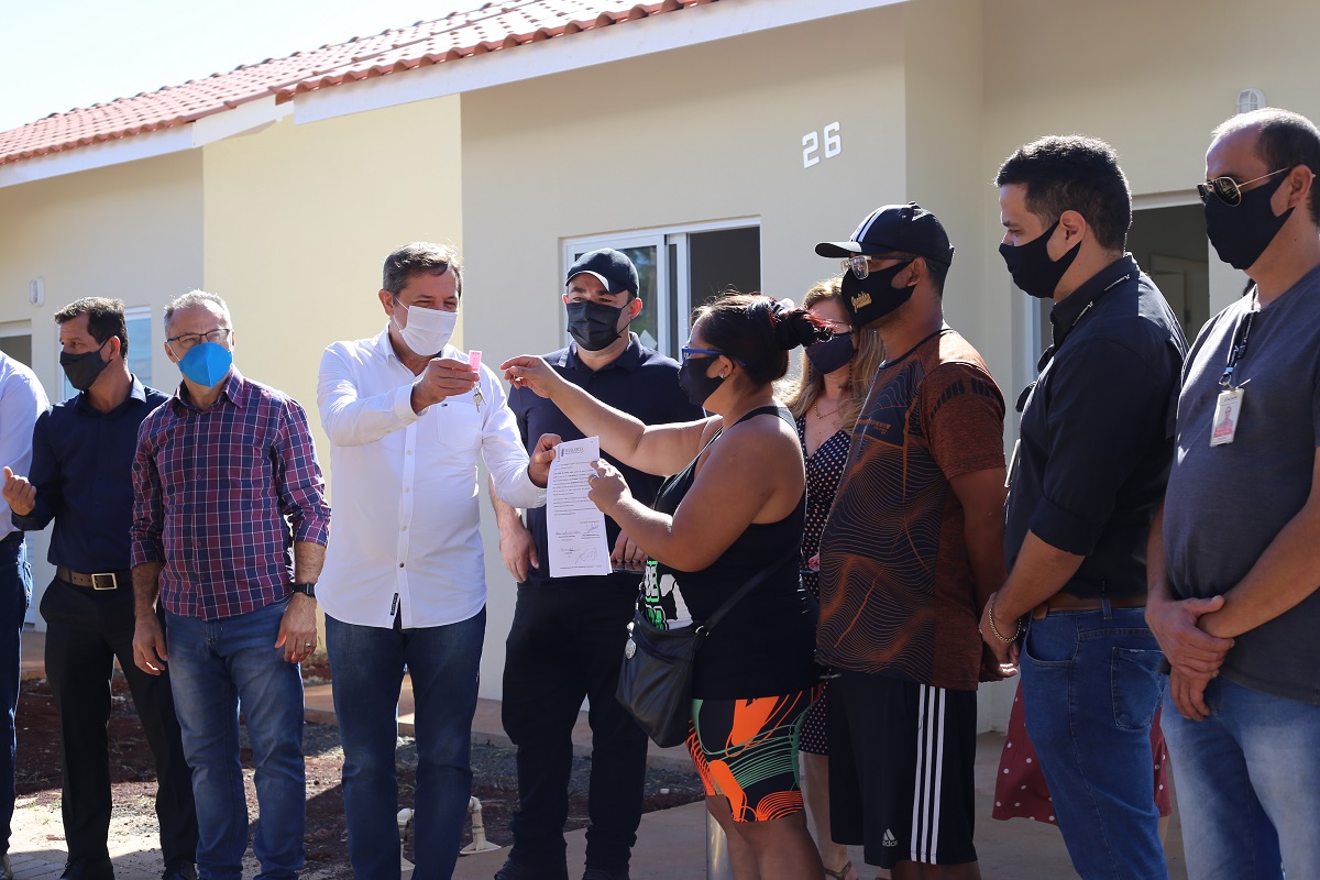 Vinte e cinco famílias que viviam em áreas de risco em Foz do Iguaçu receberam nesta sexta-feira (5) as chaves de novas moradias de graça. Elas foram beneficiadas por um projeto integrado do Governo do Paraná com a prefeitura e a Itapu Binacional que recebeu aproximadamente R$ 1,6 milhão de investimento da usina para o atendimento de pessoas em situação de vulnerabilidade social na cidade. (Foto: Prefeitura de Foz do Iguaçu)