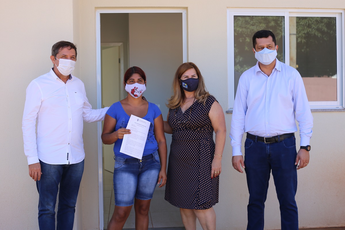 Vinte e cinco famílias que viviam em áreas de risco em Foz do Iguaçu receberam nesta sexta-feira (5) as chaves de novas moradias de graça. Elas foram beneficiadas por um projeto integrado do Governo do Paraná com a prefeitura e a Itapu Binacional que recebeu aproximadamente R$ 1,6 milhão de investimento da usina para o atendimento de pessoas em situação de vulnerabilidade social na cidade. (Foto: Prefeitura de Foz do Iguaçu)