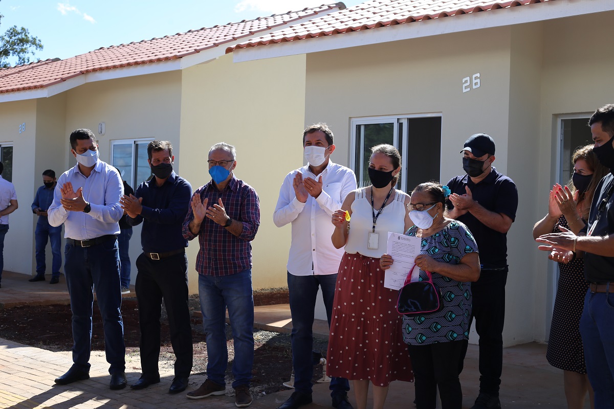 Vinte e cinco famílias que viviam em áreas de risco em Foz do Iguaçu receberam nesta sexta-feira (5) as chaves de novas moradias de graça. Elas foram beneficiadas por um projeto integrado do Governo do Paraná com a prefeitura e a Itapu Binacional que recebeu aproximadamente R$ 1,6 milhão de investimento da usina para o atendimento de pessoas em situação de vulnerabilidade social na cidade. (Foto: Prefeitura de Foz do Iguaçu)
