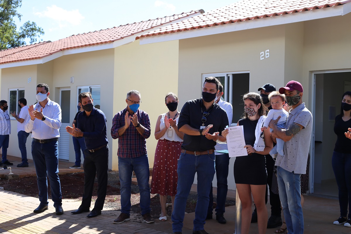 Vinte e cinco famílias que viviam em áreas de risco em Foz do Iguaçu receberam nesta sexta-feira (5) as chaves de novas moradias de graça. Elas foram beneficiadas por um projeto integrado do Governo do Paraná com a prefeitura e a Itapu Binacional que recebeu aproximadamente R$ 1,6 milhão de investimento da usina para o atendimento de pessoas em situação de vulnerabilidade social na cidade. (Foto: Prefeitura de Foz do Iguaçu)