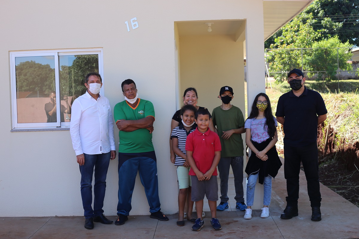 Vinte e cinco famílias que viviam em áreas de risco em Foz do Iguaçu receberam nesta sexta-feira (5) as chaves de novas moradias de graça. Elas foram beneficiadas por um projeto integrado do Governo do Paraná com a prefeitura e a Itapu Binacional que recebeu aproximadamente R$ 1,6 milhão de investimento da usina para o atendimento de pessoas em situação de vulnerabilidade social na cidade. (Foto: Prefeitura de Foz do Iguaçu)