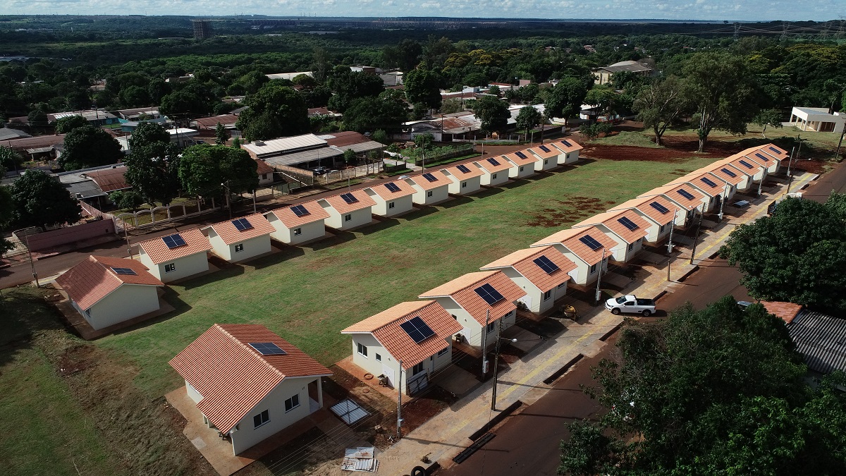 Vinte e cinco famílias que viviam em áreas de risco em Foz do Iguaçu receberam nesta sexta-feira (5) as chaves de novas moradias de graça. Elas foram beneficiadas por um projeto integrado do Governo do Paraná com a prefeitura e a Itapu Binacional que recebeu aproximadamente R$ 1,6 milhão de investimento da usina para o atendimento de pessoas em situação de vulnerabilidade social na cidade. (Foto: Prefeitura de Foz do Iguaçu)