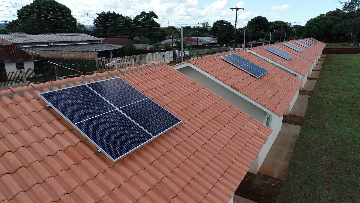 Vinte e cinco famílias que viviam em áreas de risco em Foz do Iguaçu receberam nesta sexta-feira (5) as chaves de novas moradias de graça. Elas foram beneficiadas por um projeto integrado do Governo do Paraná com a prefeitura e a Itapu Binacional que recebeu aproximadamente R$ 1,6 milhão de investimento da usina para o atendimento de pessoas em situação de vulnerabilidade social na cidade. (Foto: Prefeitura de Foz do Iguaçu)