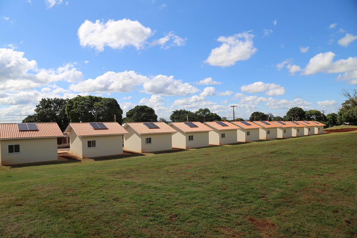 Vinte e cinco famílias que viviam em áreas de risco em Foz do Iguaçu receberam nesta sexta-feira (5) as chaves de novas moradias de graça. Elas foram beneficiadas por um projeto integrado do Governo do Paraná com a prefeitura e a Itapu Binacional que recebeu aproximadamente R$ 1,6 milhão de investimento da usina para o atendimento de pessoas em situação de vulnerabilidade social na cidade. (Foto: Prefeitura de Foz do Iguaçu)