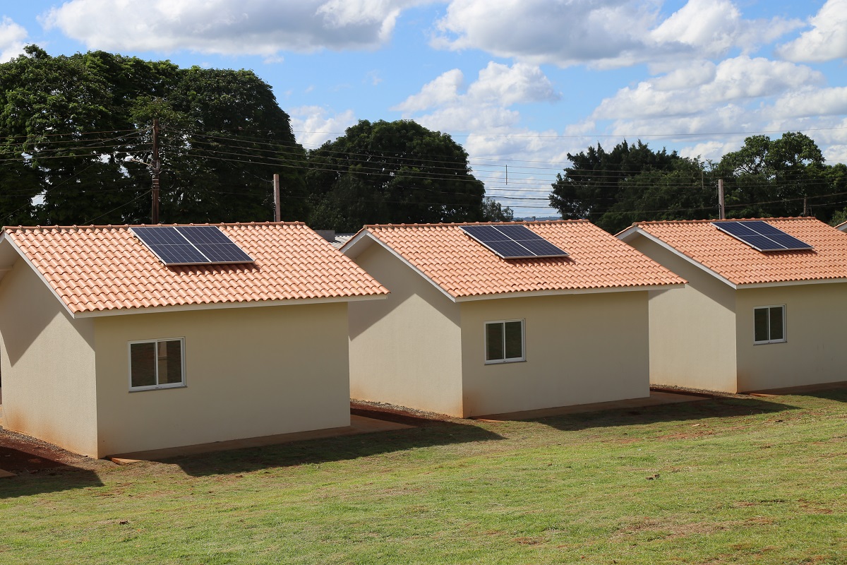 Vinte e cinco famílias que viviam em áreas de risco em Foz do Iguaçu receberam nesta sexta-feira (5) as chaves de novas moradias de graça. Elas foram beneficiadas por um projeto integrado do Governo do Paraná com a prefeitura e a Itapu Binacional que recebeu aproximadamente R$ 1,6 milhão de investimento da usina para o atendimento de pessoas em situação de vulnerabilidade social na cidade. (Foto: Prefeitura de Foz do Iguaçu)