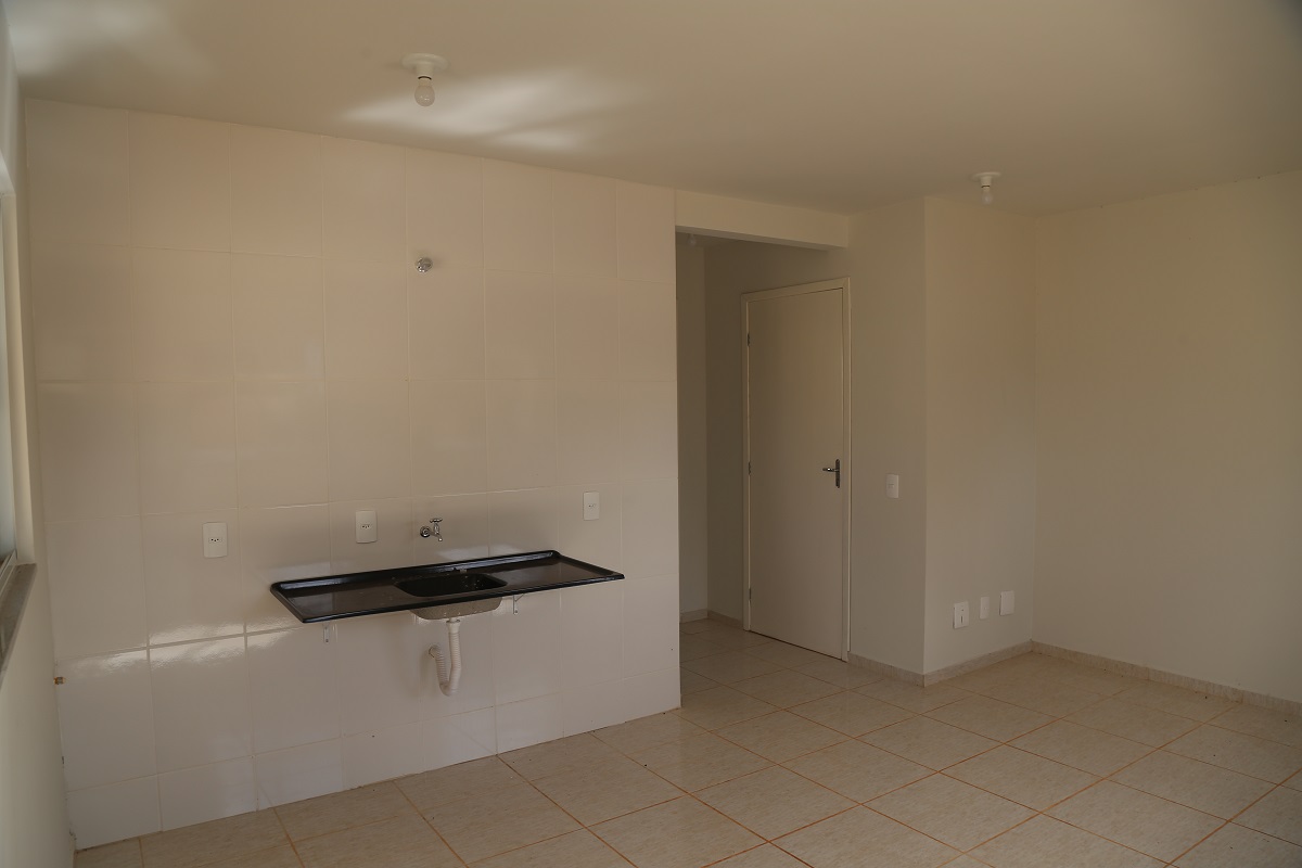 Vinte e cinco famílias que viviam em áreas de risco em Foz do Iguaçu receberam nesta sexta-feira (5) as chaves de novas moradias de graça. Elas foram beneficiadas por um projeto integrado do Governo do Paraná com a prefeitura e a Itapu Binacional que recebeu aproximadamente R$ 1,6 milhão de investimento da usina para o atendimento de pessoas em situação de vulnerabilidade social na cidade. (Foto: Prefeitura de Foz do Iguaçu)